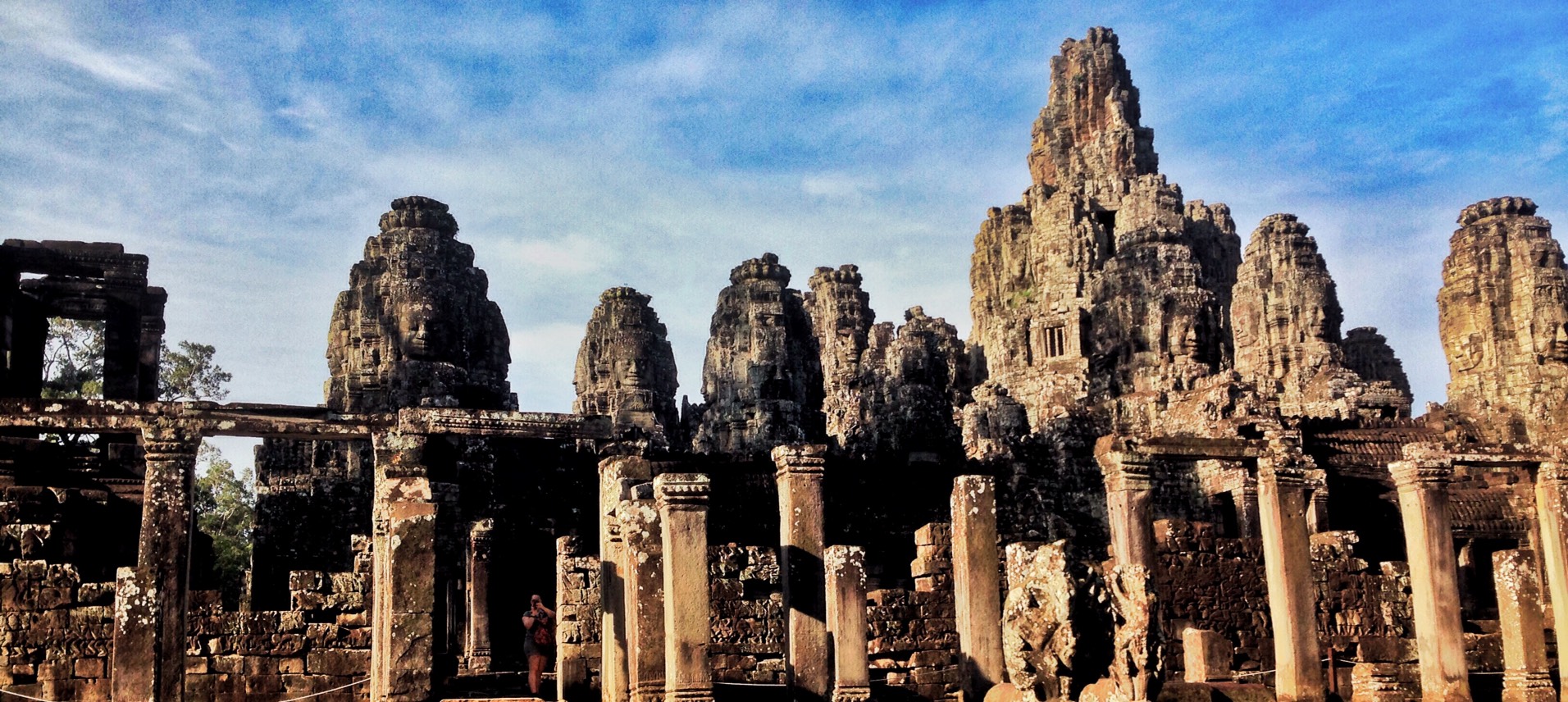 Megahnya bangunan Angkor (Dokumentasi pribadi)