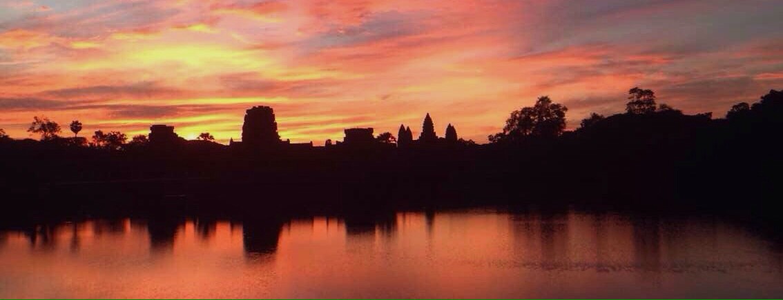 Indahnya sunrise di bangunan Angkor (Dokumentasi pribadi)