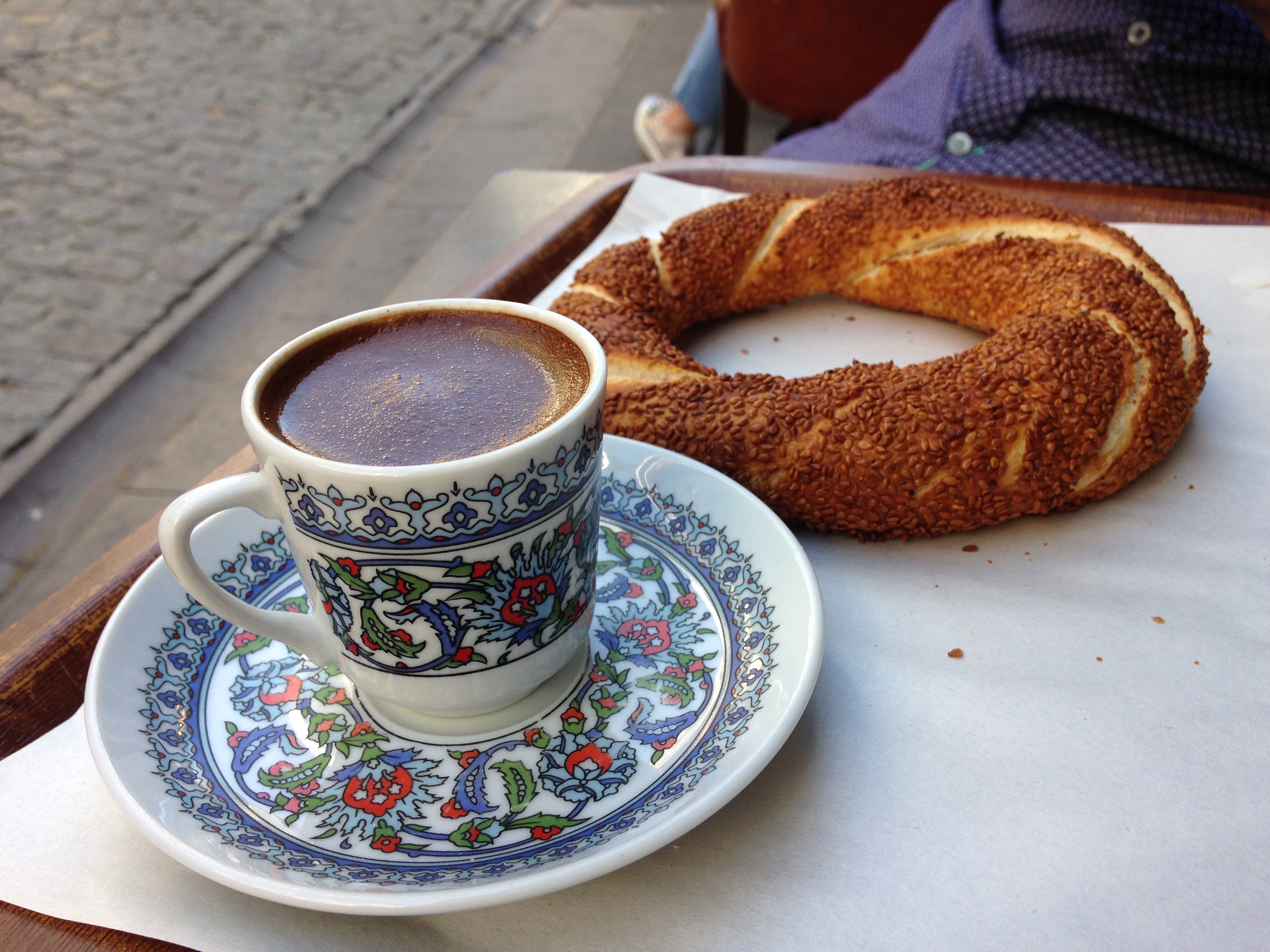 Simit dan kopi Turki (c) Prisca Lohuis/Travelingyuk