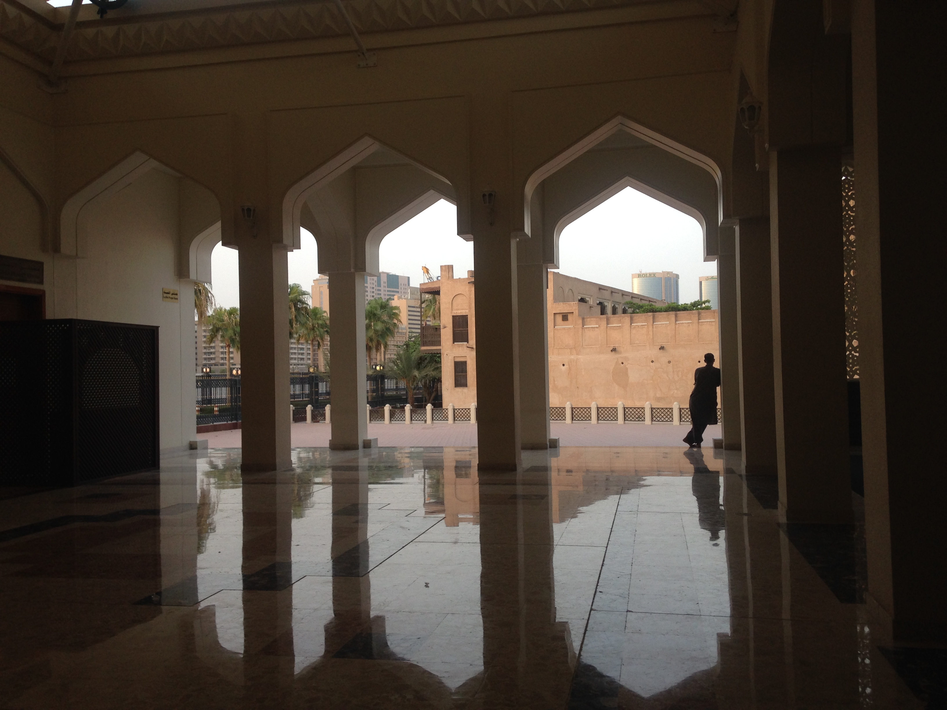 Menanti adzan maghrib di masjid Al Fahidi (c) Prisca Lohuis/Travelingyuk