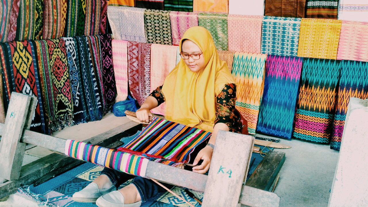 Proses tenun kain khas Sasak (c) Rahma Puspita/Travelingyuk