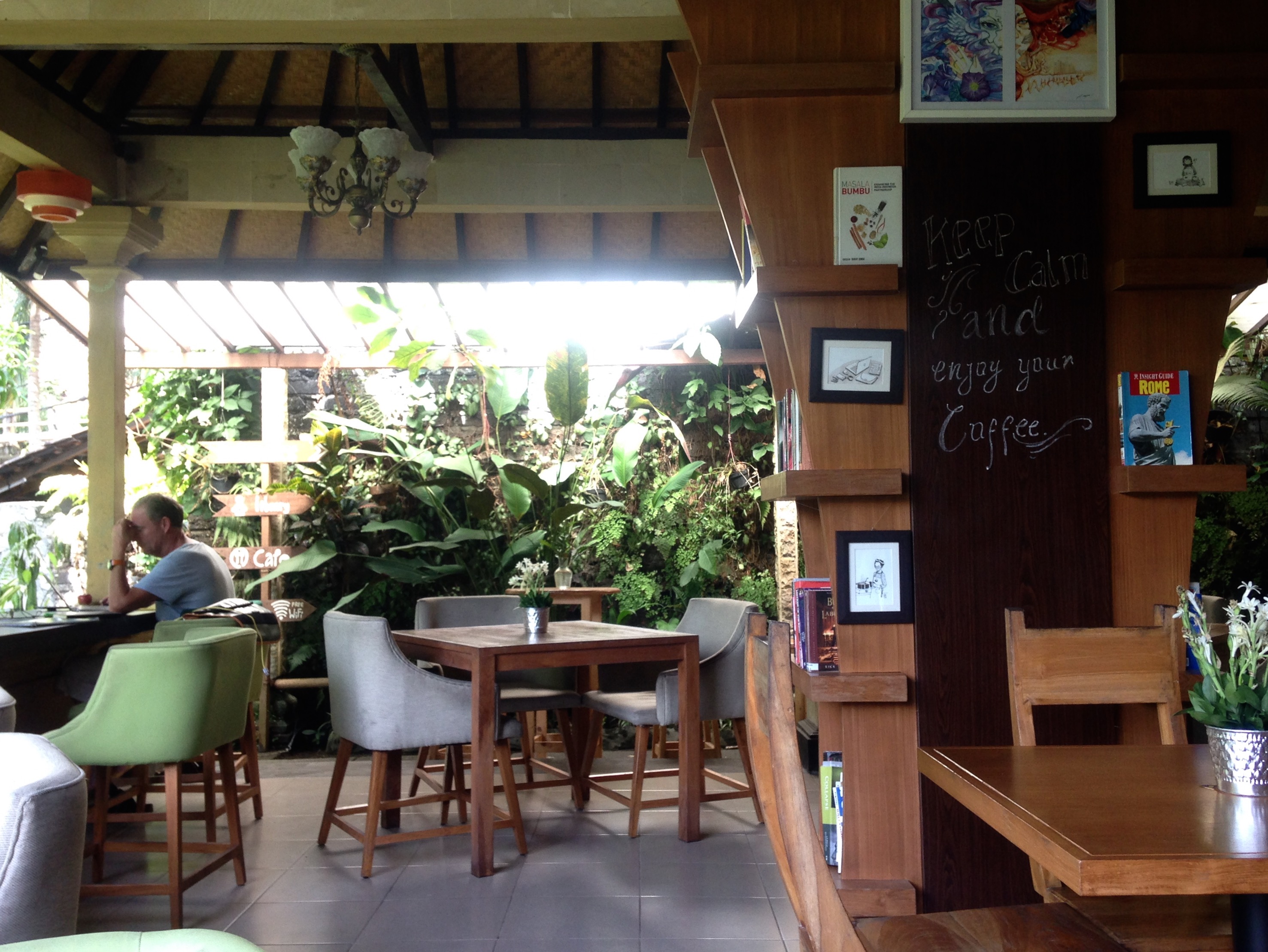 Suasana di dalam kafe (c) Prisca Lohuis/Travelingyuk