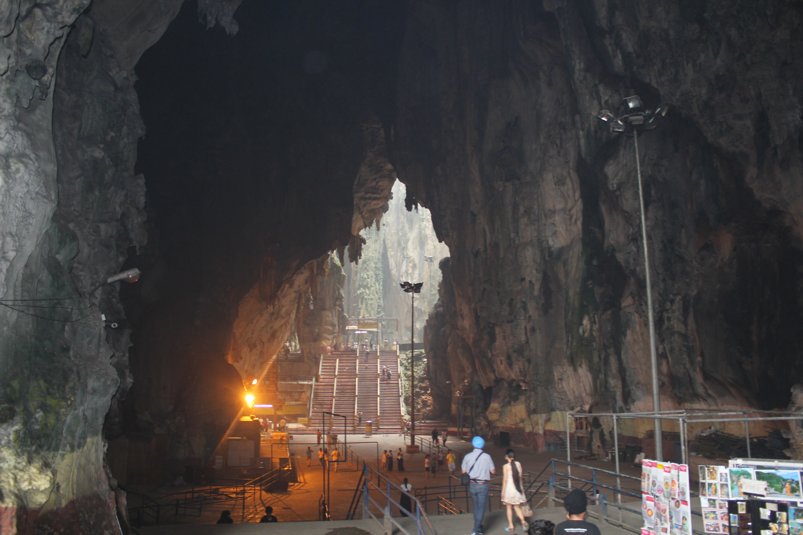 Bagian dalam Batu Caves (c) Arief Kurniawan/Travelingyuk