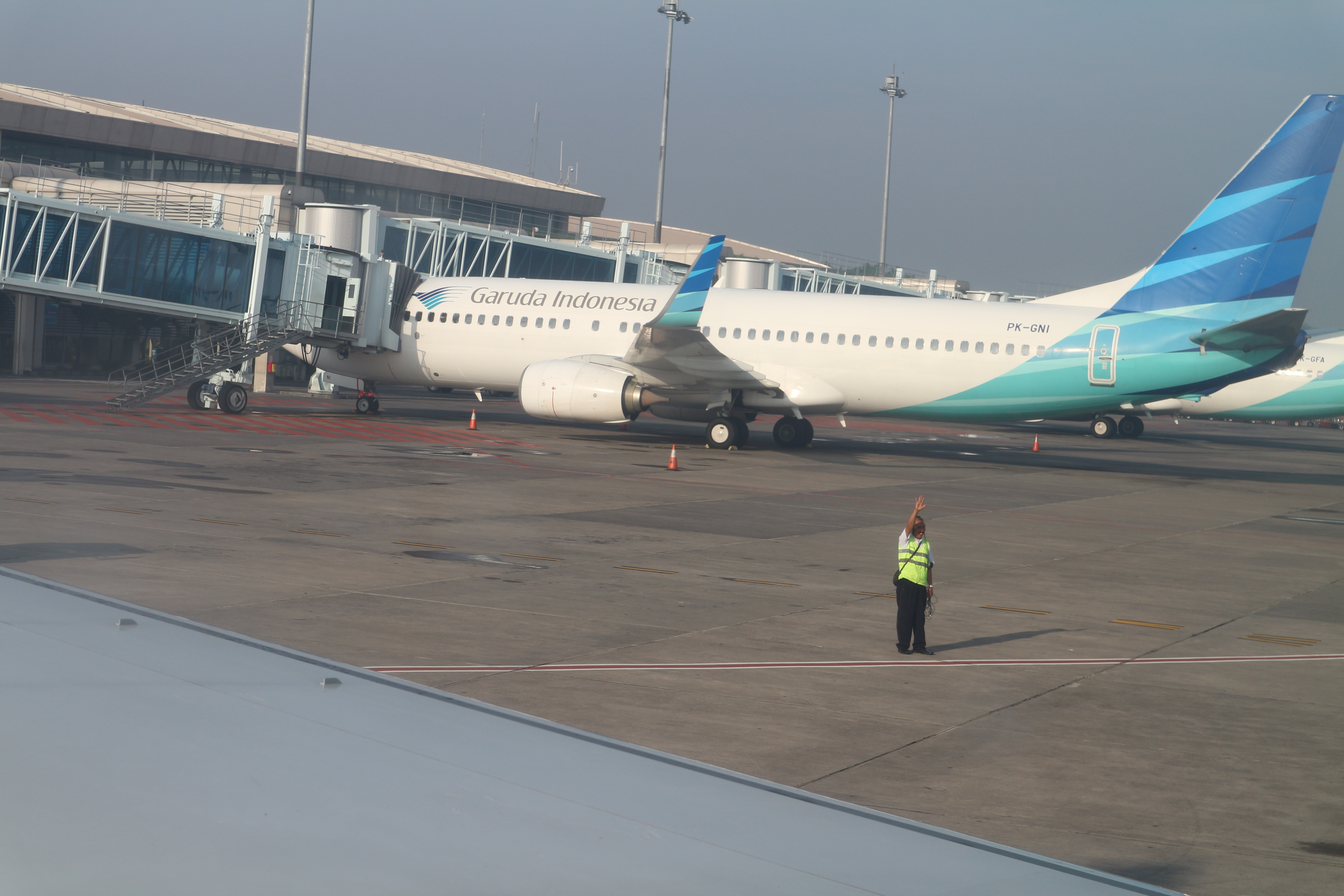 Pesawat terbang di bandara (c) Rohil Ahyani/Travelingyuk