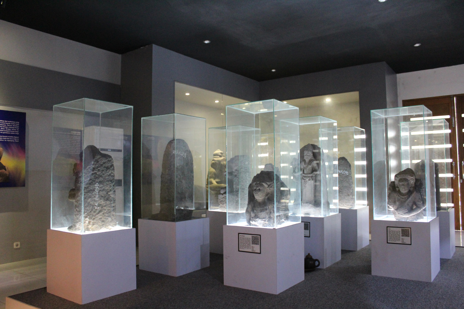 Koleksi benda purbakala di dalam museum (c) Joshua Favian