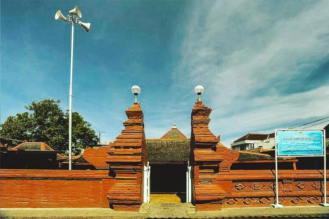 Masjid Merah Panjunan Cirebon via instagram masjidinfo.id