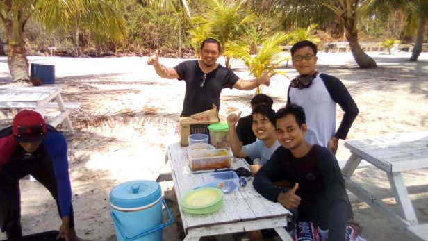 Makan siang di Pantai Dedap, serasa liburan ke pulau pribadi.