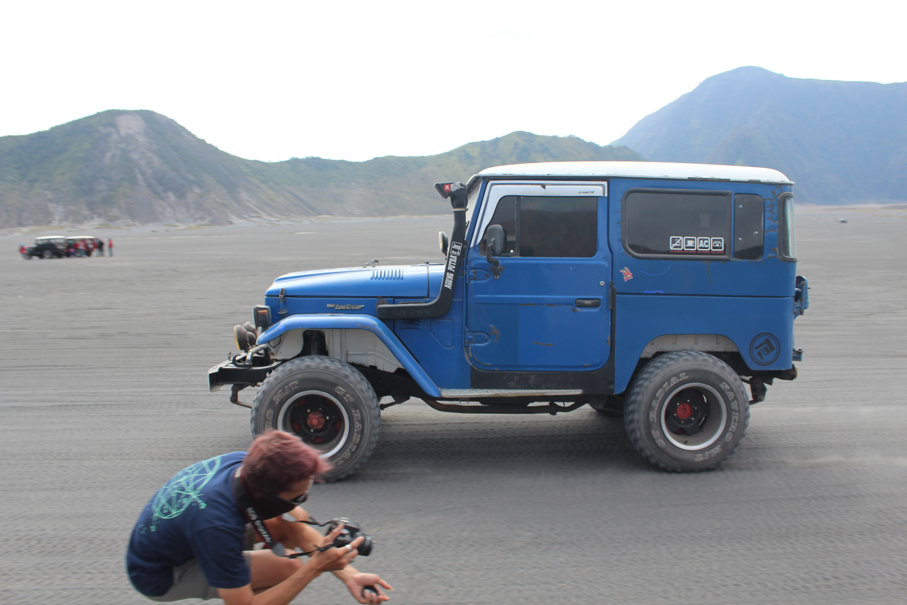 Mobil jeep melintas di atas pasir (c) Rizky Nusantara/Travelingyuk
