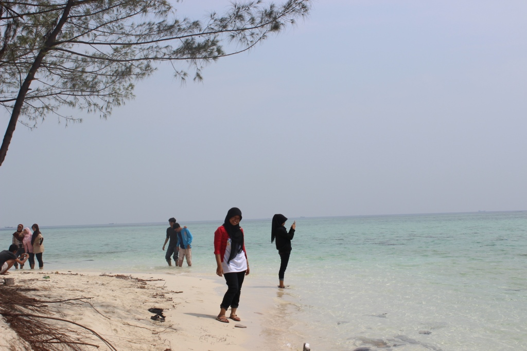 Berfoto di Pulau Karya (c) Suci Puji Astuti/Travelingyuk