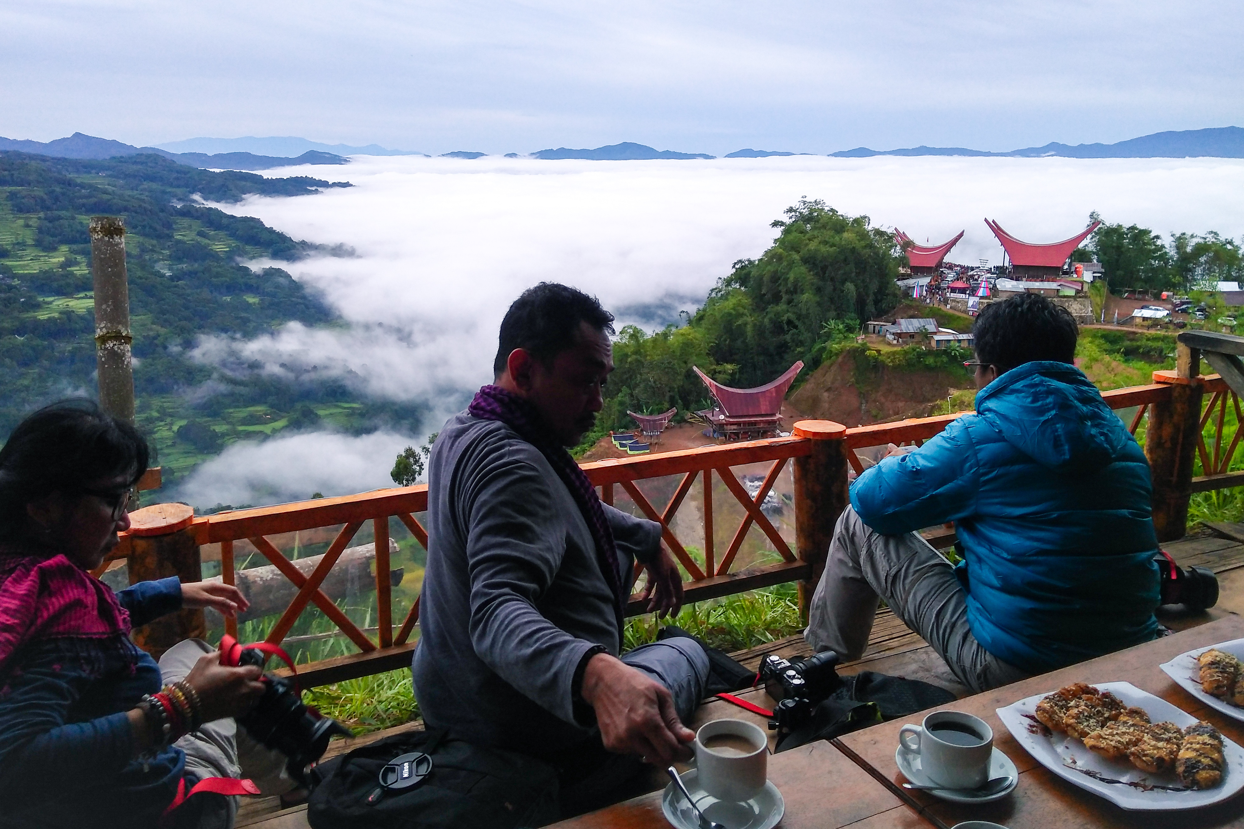 Menikmati hangatnya teh di Lolai (c) Suratman Larakuti/Travelingyuk