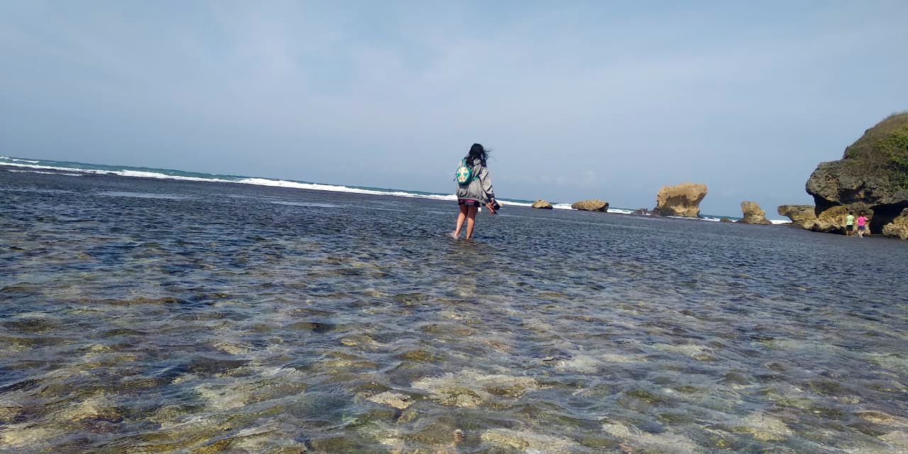 Pengunjung jelajahi pantai ketika surut (c) Reksita Wardani/Travelingyuk