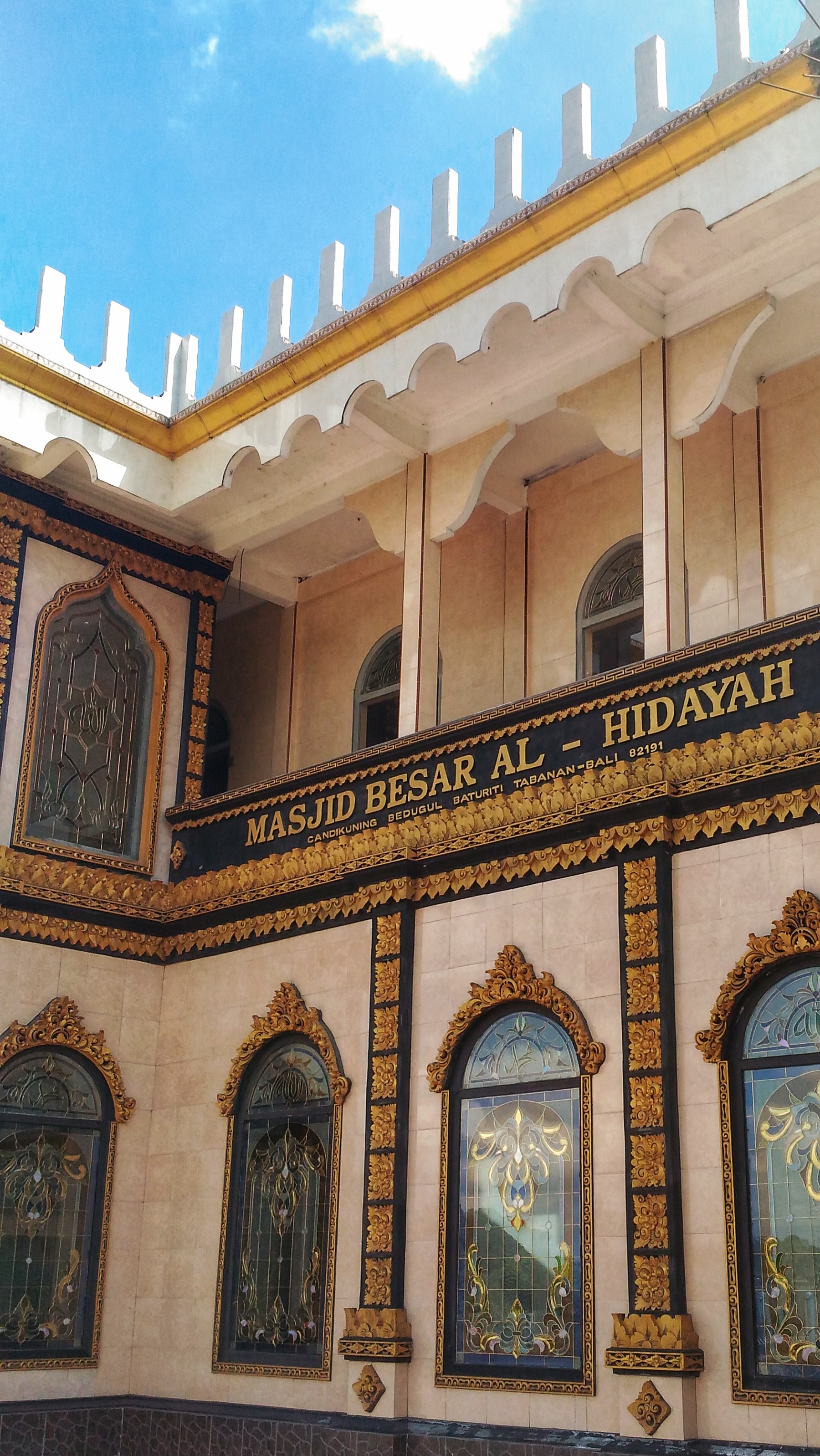 Masjid Al Hidayah atau dikenal juga dengan Masjid Candi Kuning
