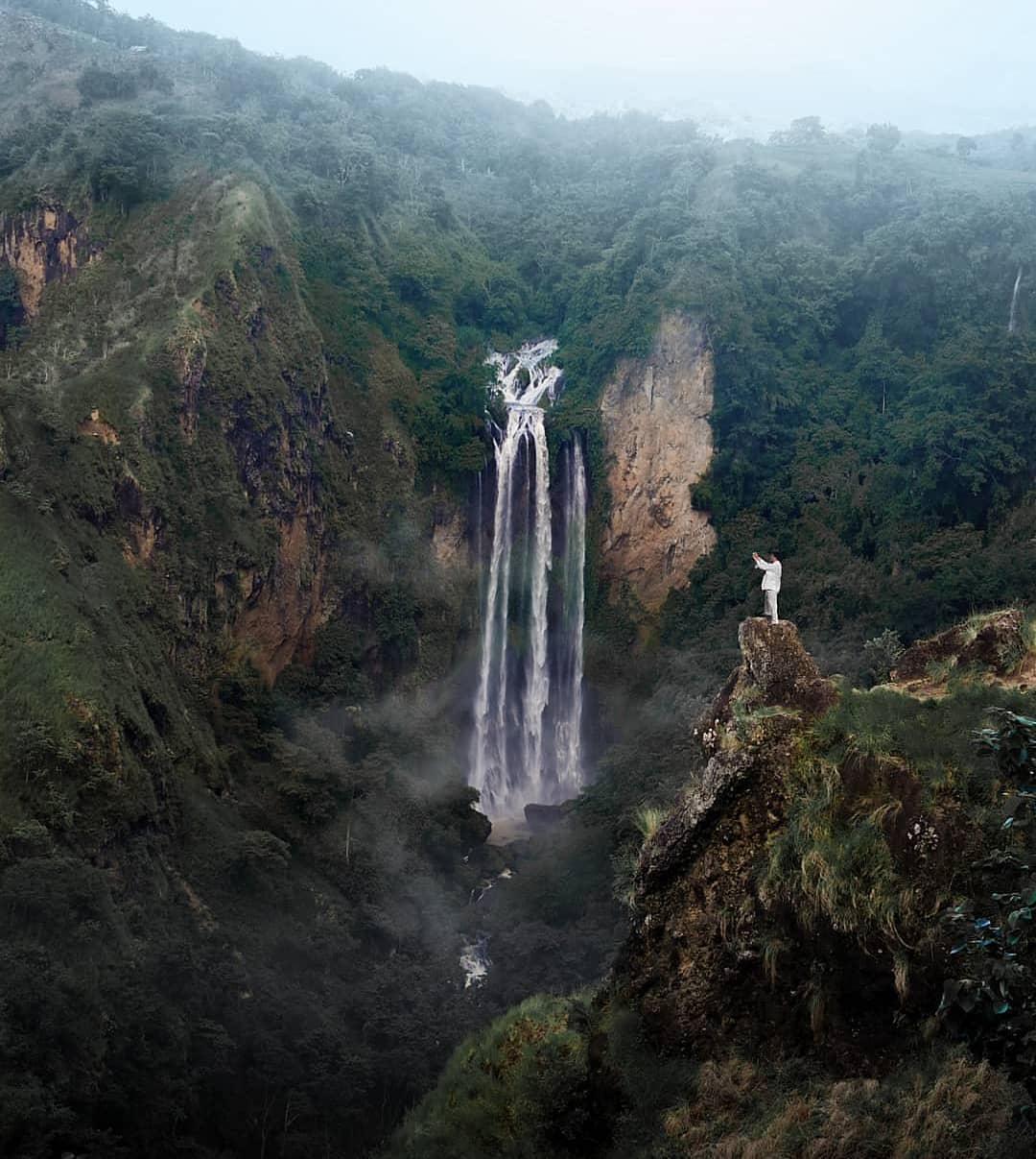 Air terjun Tama'lulua dari atas bukit via Instagram anuakbar_