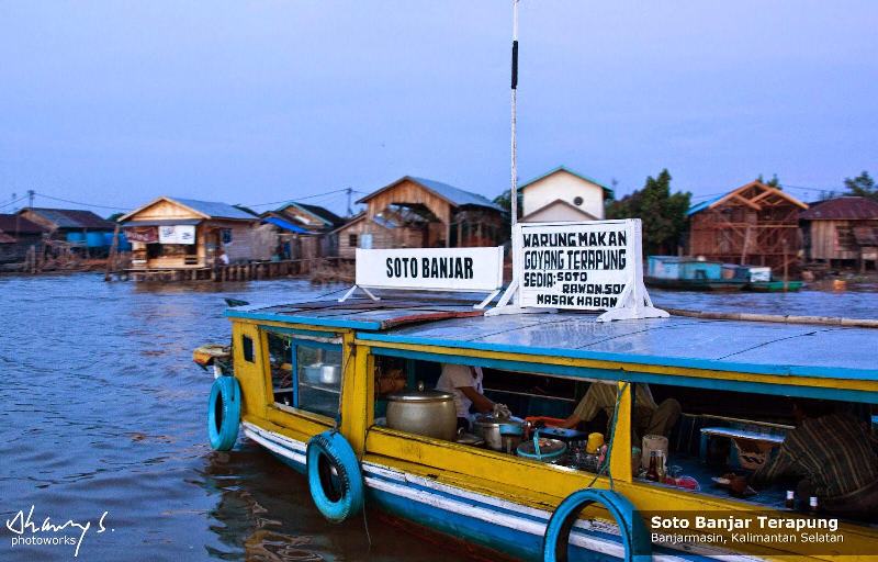 Foto perahu terapung penjual soto banjar via dhannysurya.blogspot.com