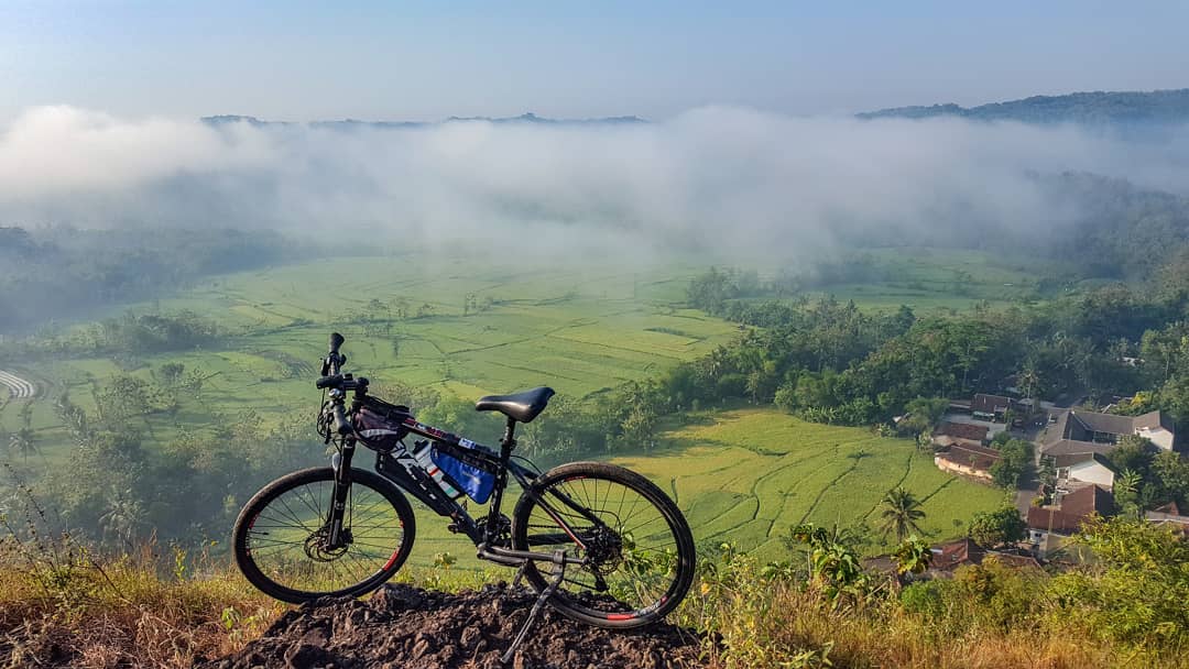 Pemandangan alam hijau di Gunung Ireng via Instagram barat_ketigo