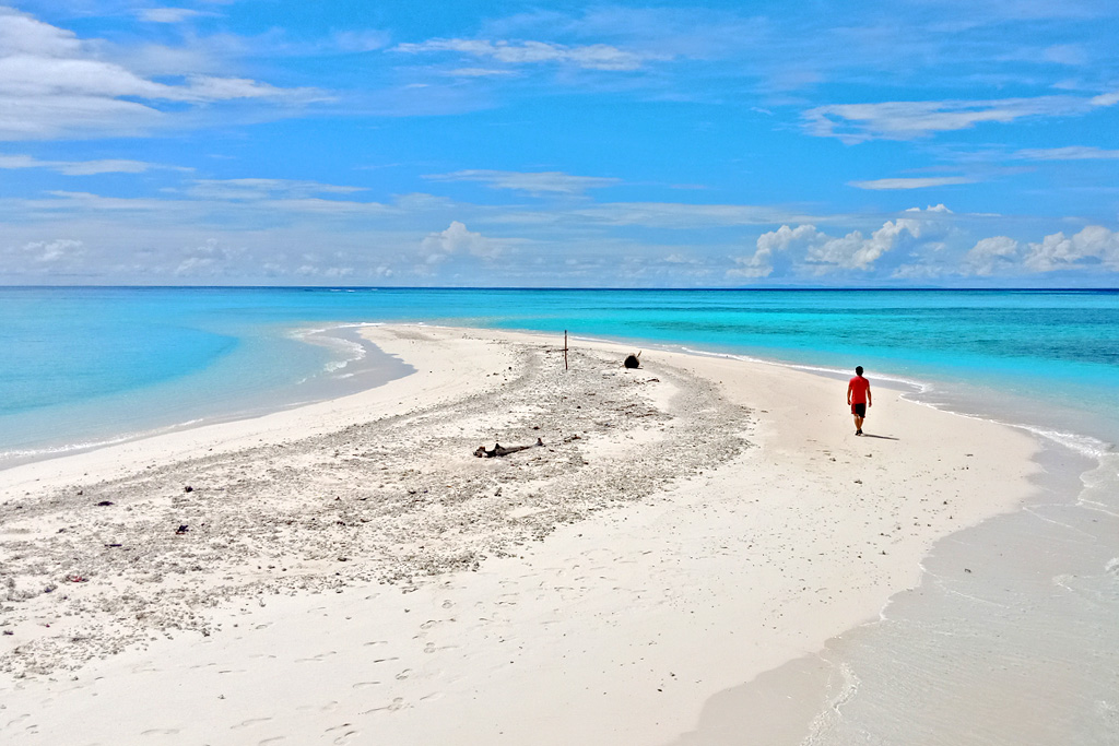 Pulau pasir timbul, ibarat pulau pribadi di tengah lautan biru Raja Ampat