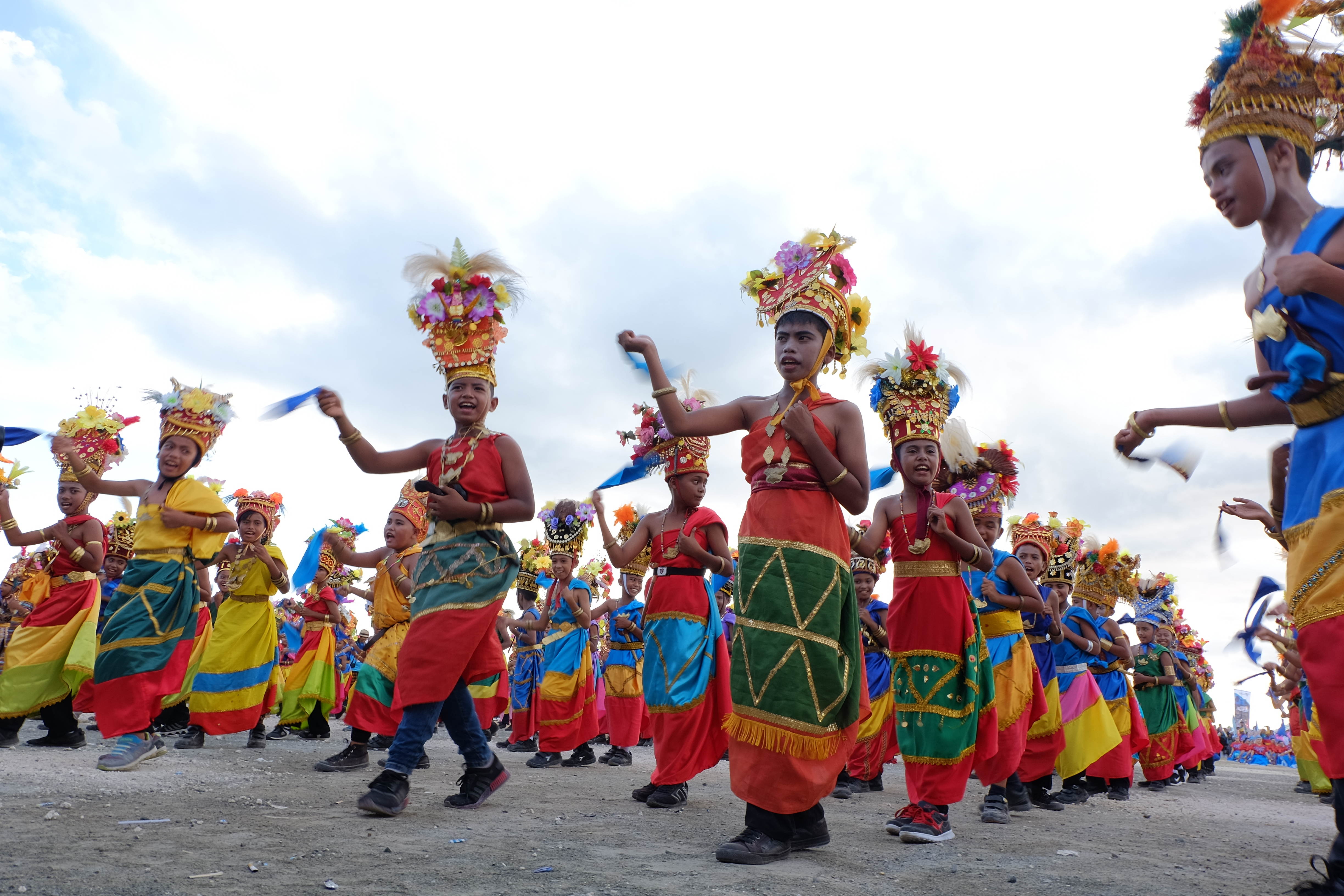 Parade tenun Wakatobi (c) Suratman Larakuti/Travelingyuk