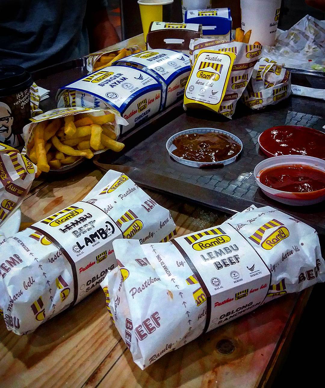 Varian Menu Burger Ramly (Sumber : instagram.com/tengkuizham)