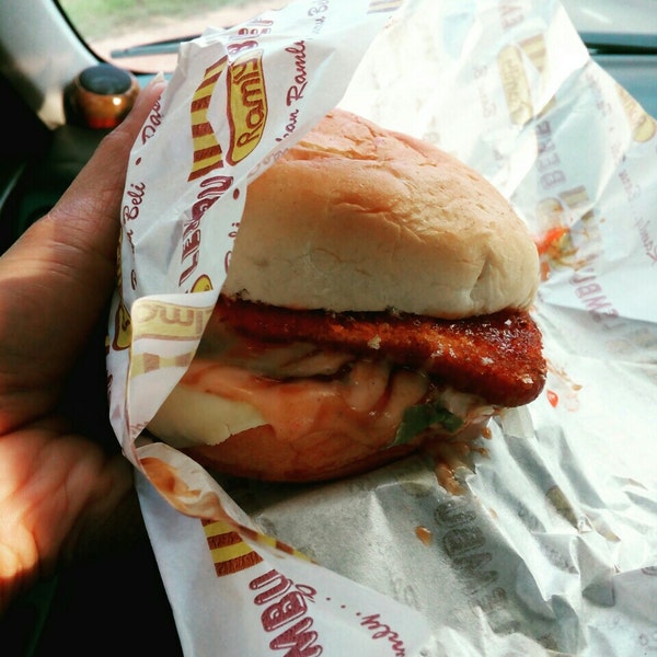 Burger Ramly (Sumber : id.foursquare.com/Moelyani Ayoe)
