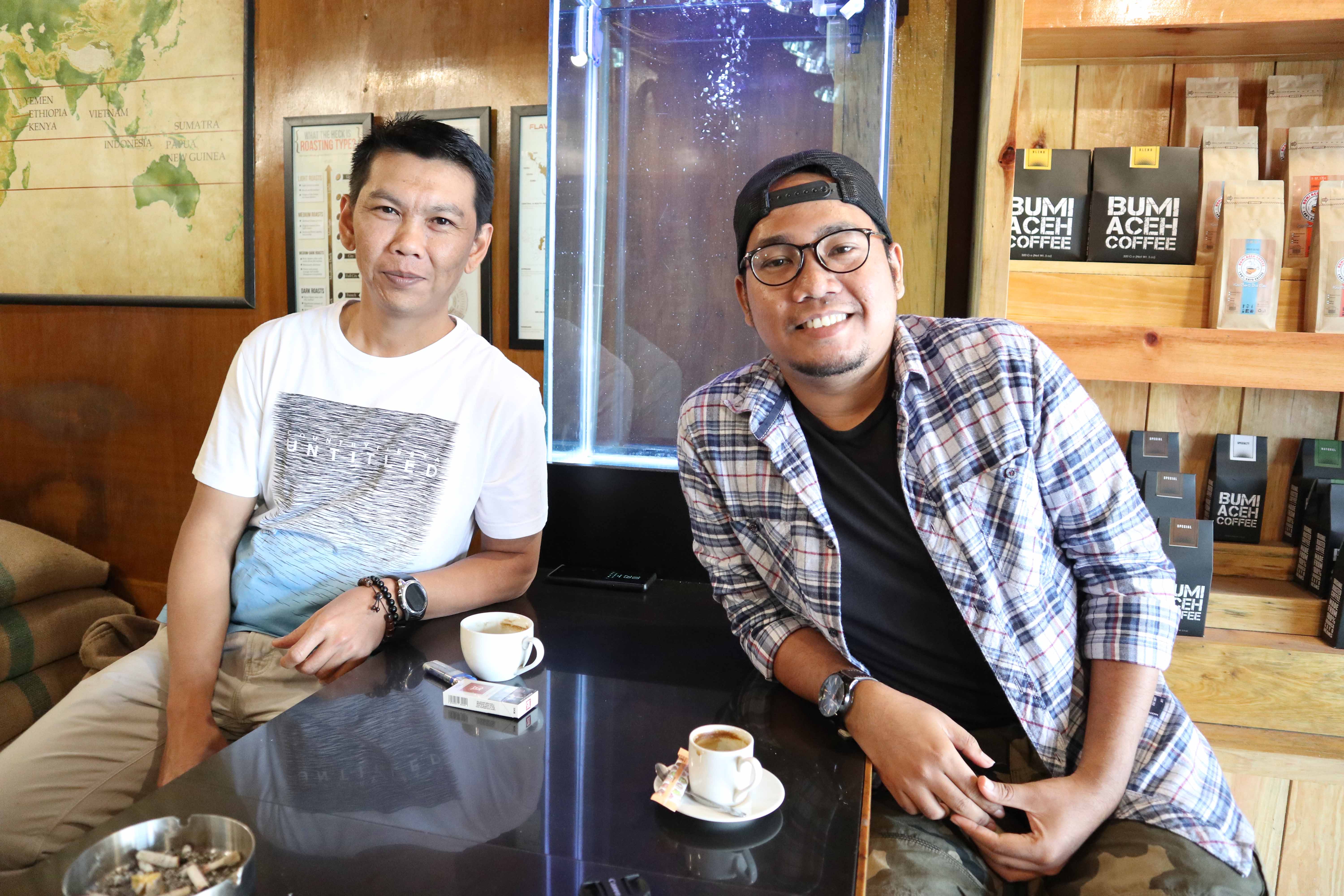 Diskusi bersama Bang Rizal selaku owner ( kiri) Sumber : https://www.instagram.com/bang_harlen/