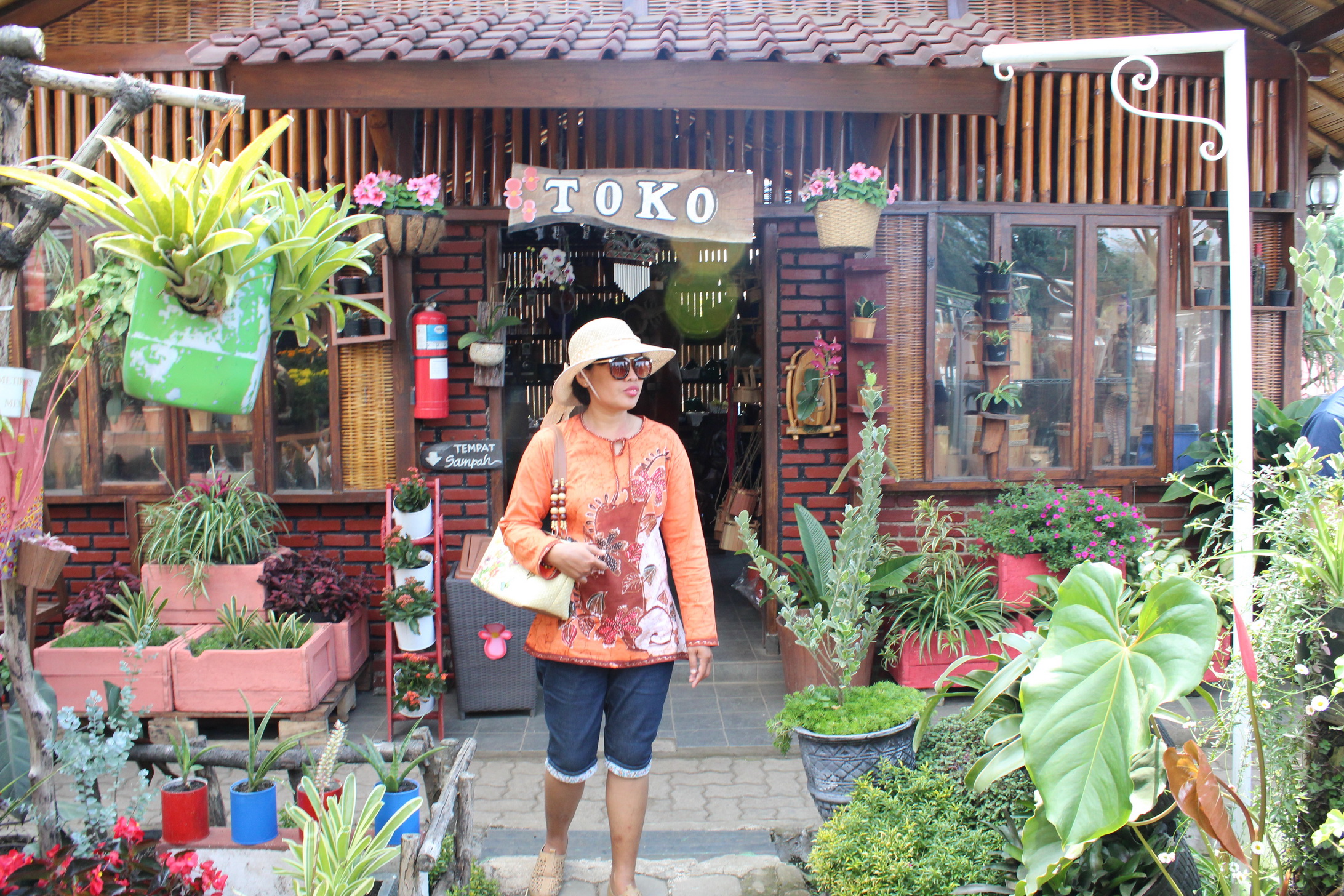 Toko Souvenir (C) Rizky Nusantara/Travelingyuk