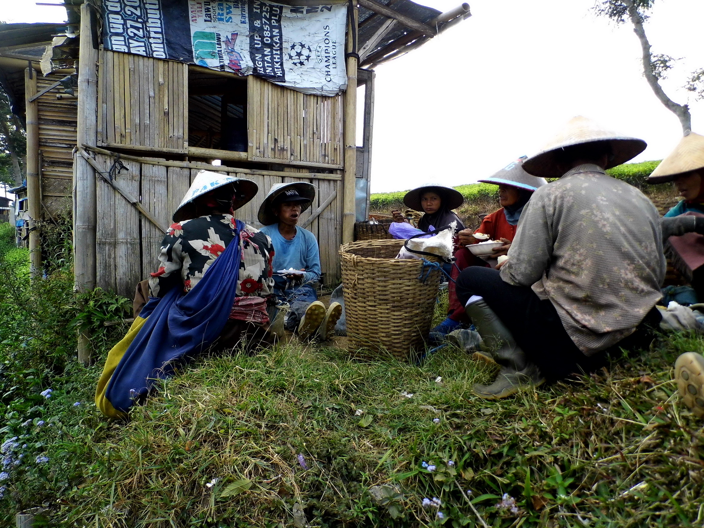 Para Petani Makan Bersama (C) Rizky Nusantara/Travelingyuk