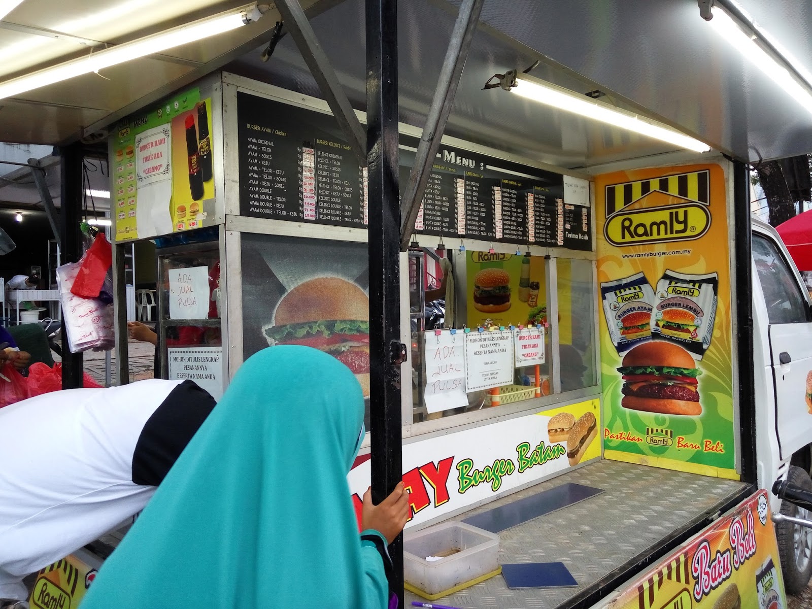Pengunjung di Gerai Burger Ramly (Sumber : spinaclaban.blogspot.com)