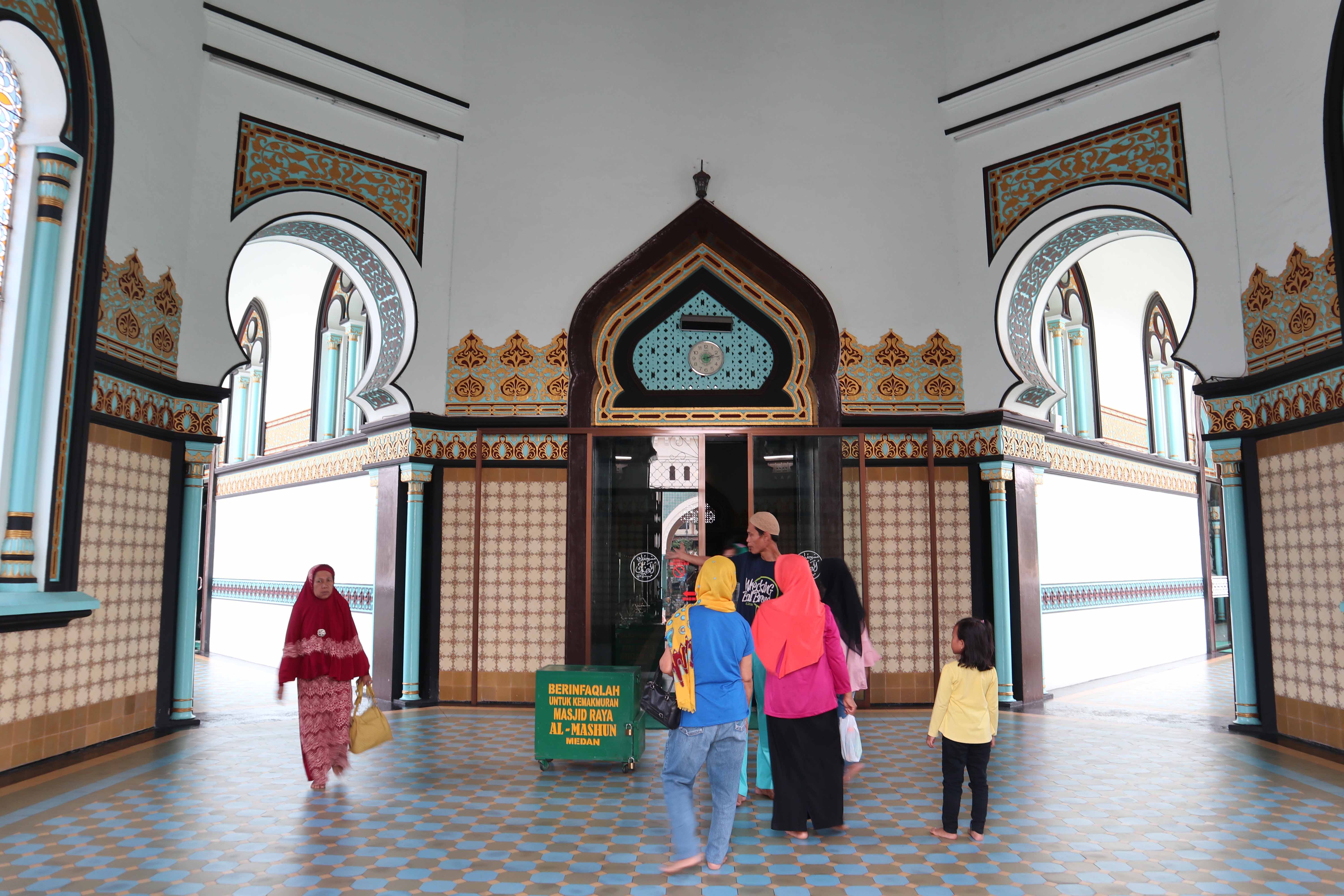 Interior Masjid Raya Al Mashun (C) Bang Harlen/Travelingyuk
