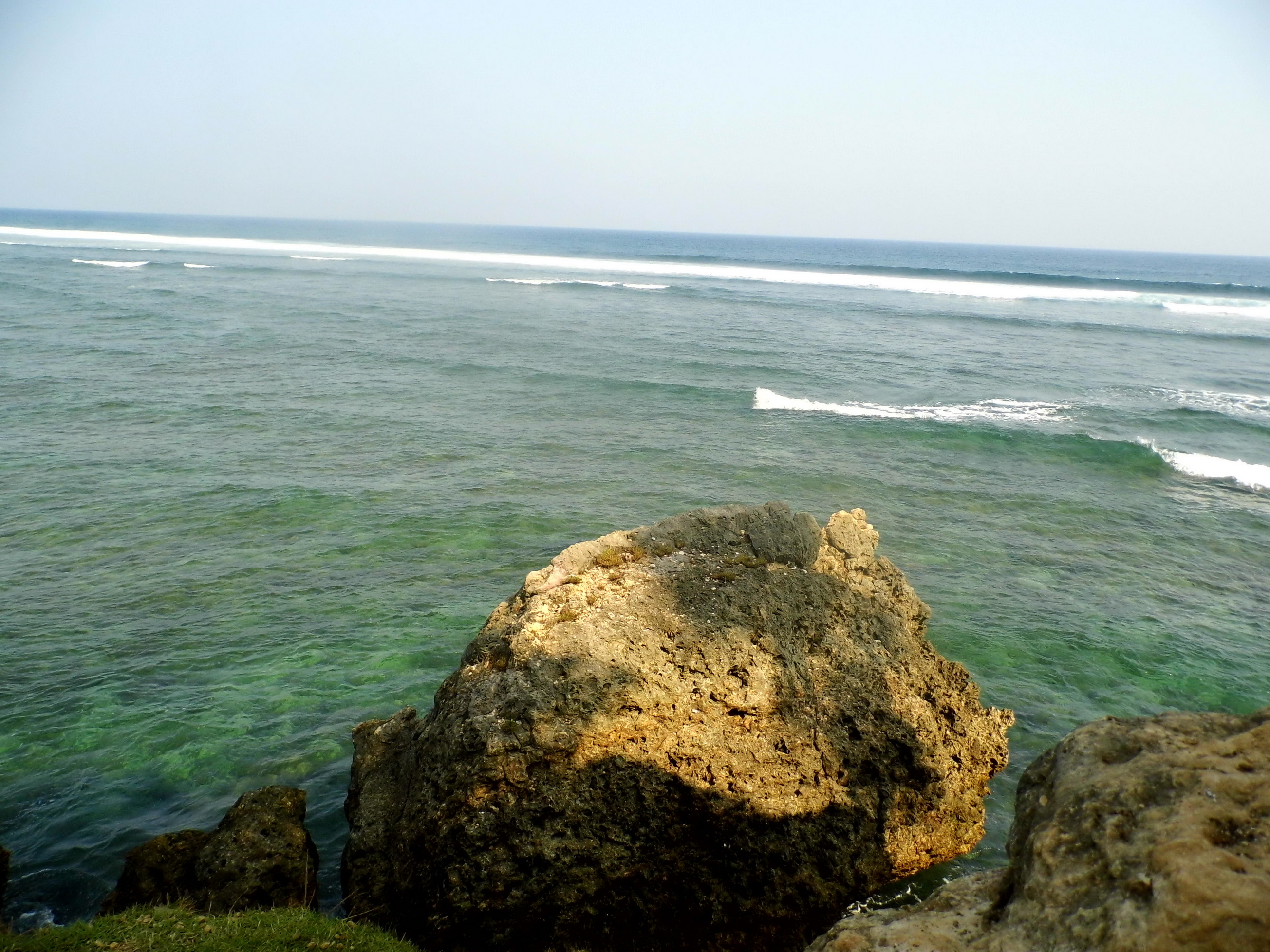 Gradasi air laut di Balekambang (c) Rizky Nusantara/Travelingyuk