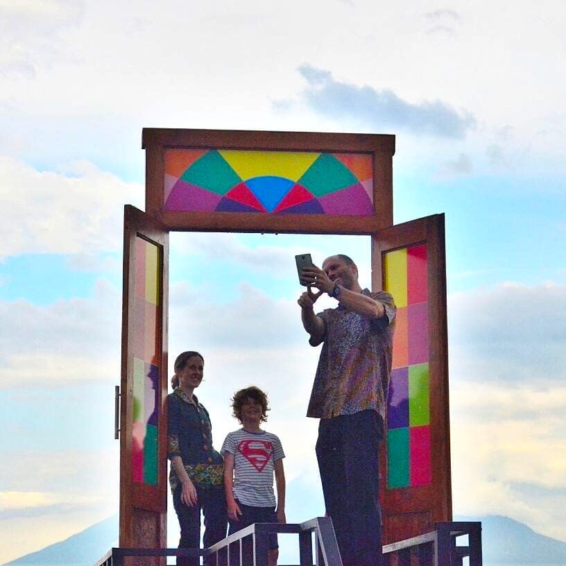 Foto keluarga berlatar Merapi via instagram @sevenskyjogja