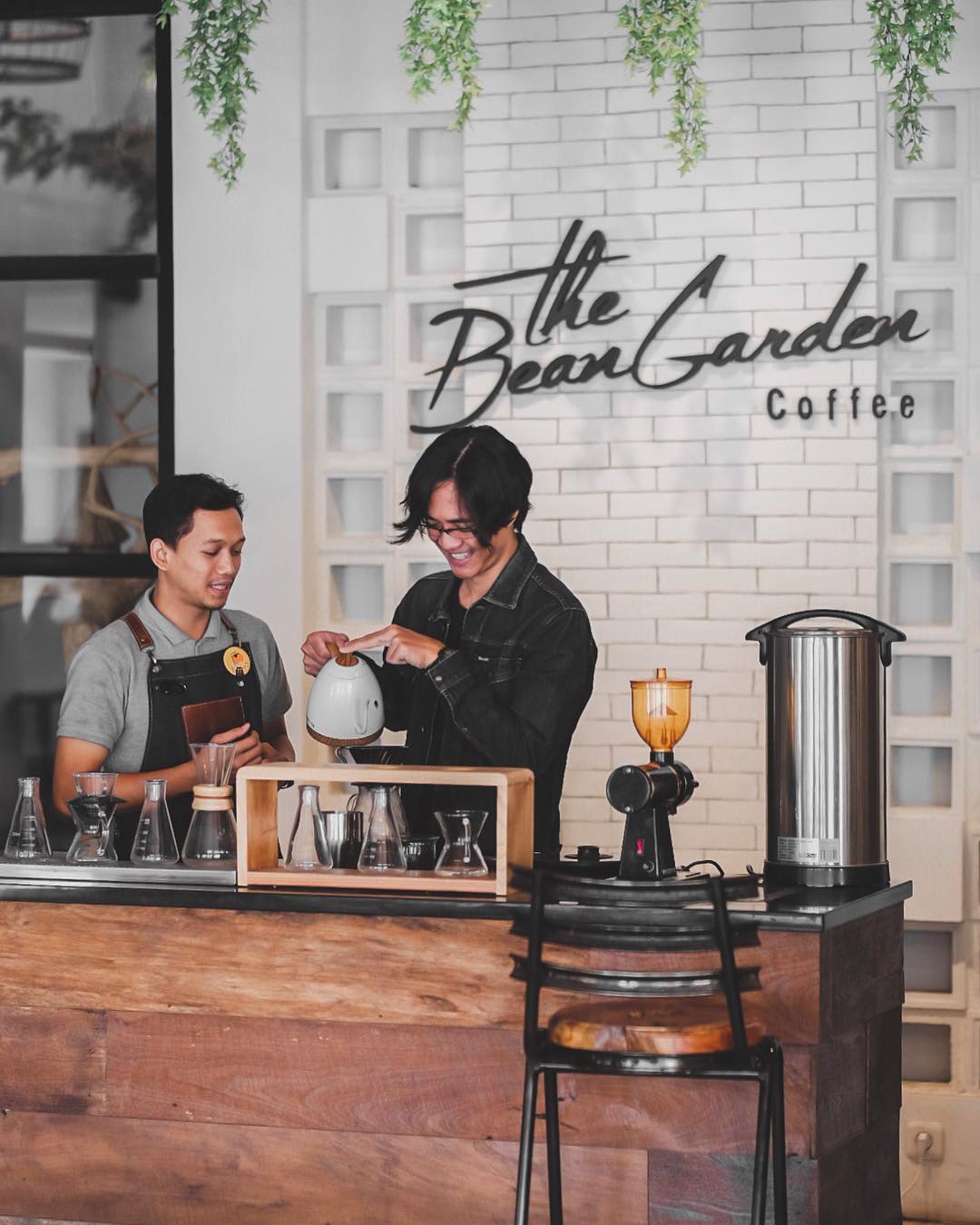 Menyeduh kopi sendiri dengan bantuan Barista via instagram @thebeangardencoffee
