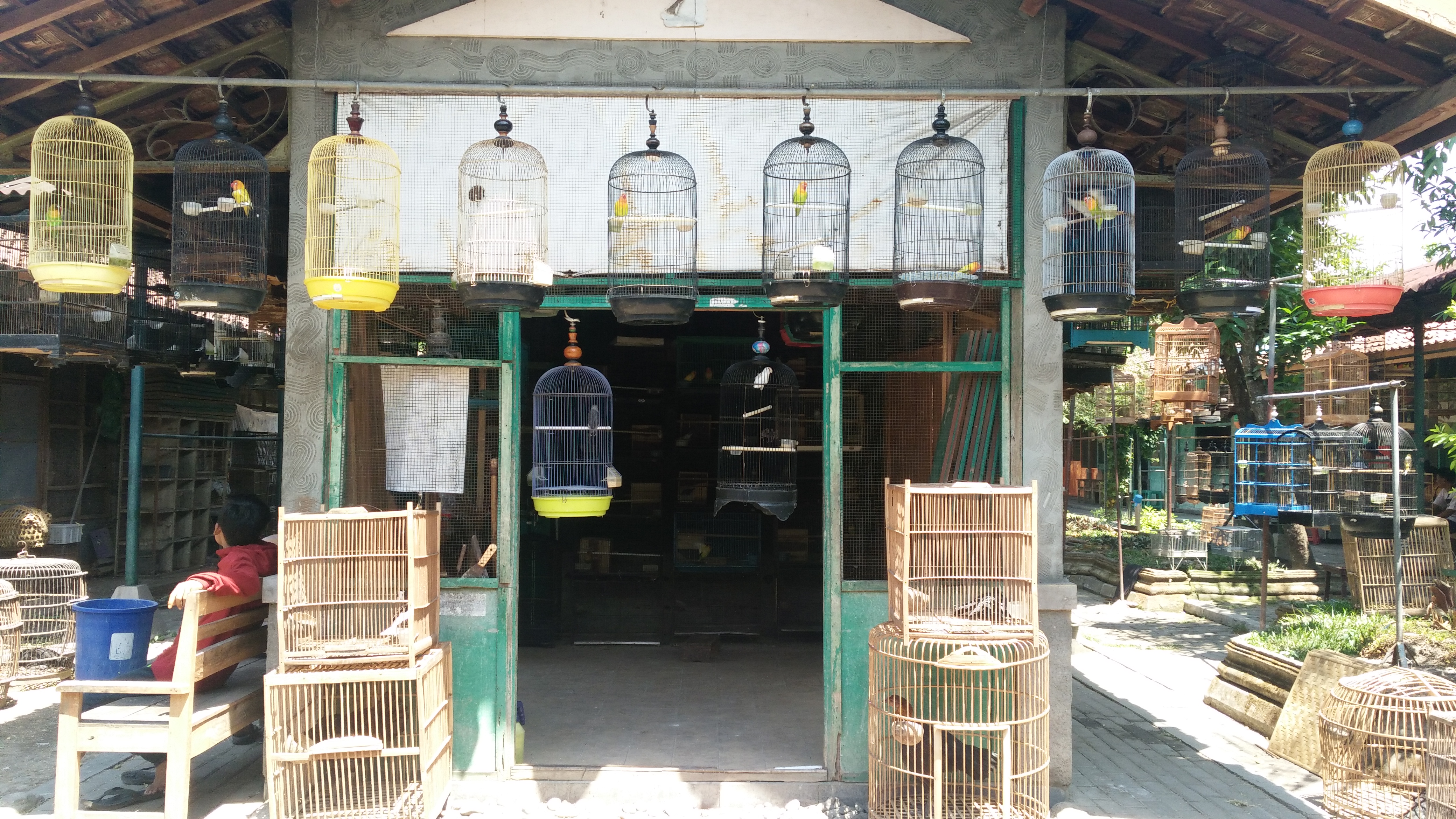 Kios menjual perlangkapan satwa dan tanaman hias (c) MS Fitriansyah