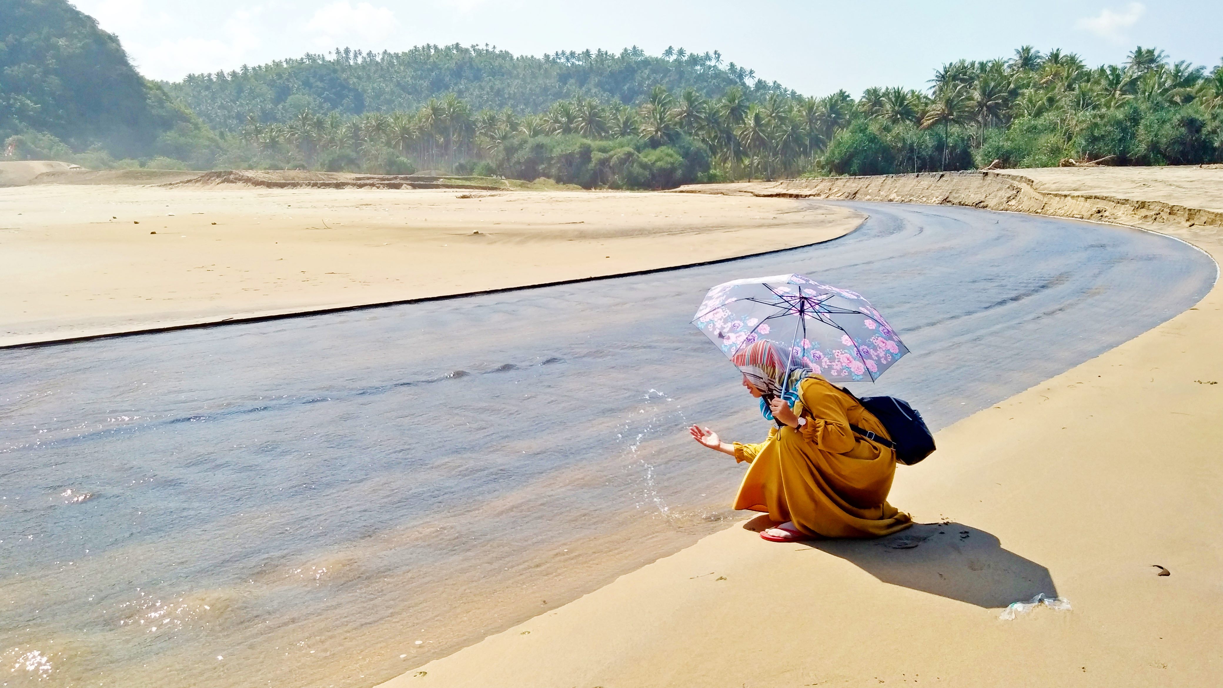 Air payau pantai Dlodo yang memisahkan dua kecamatan