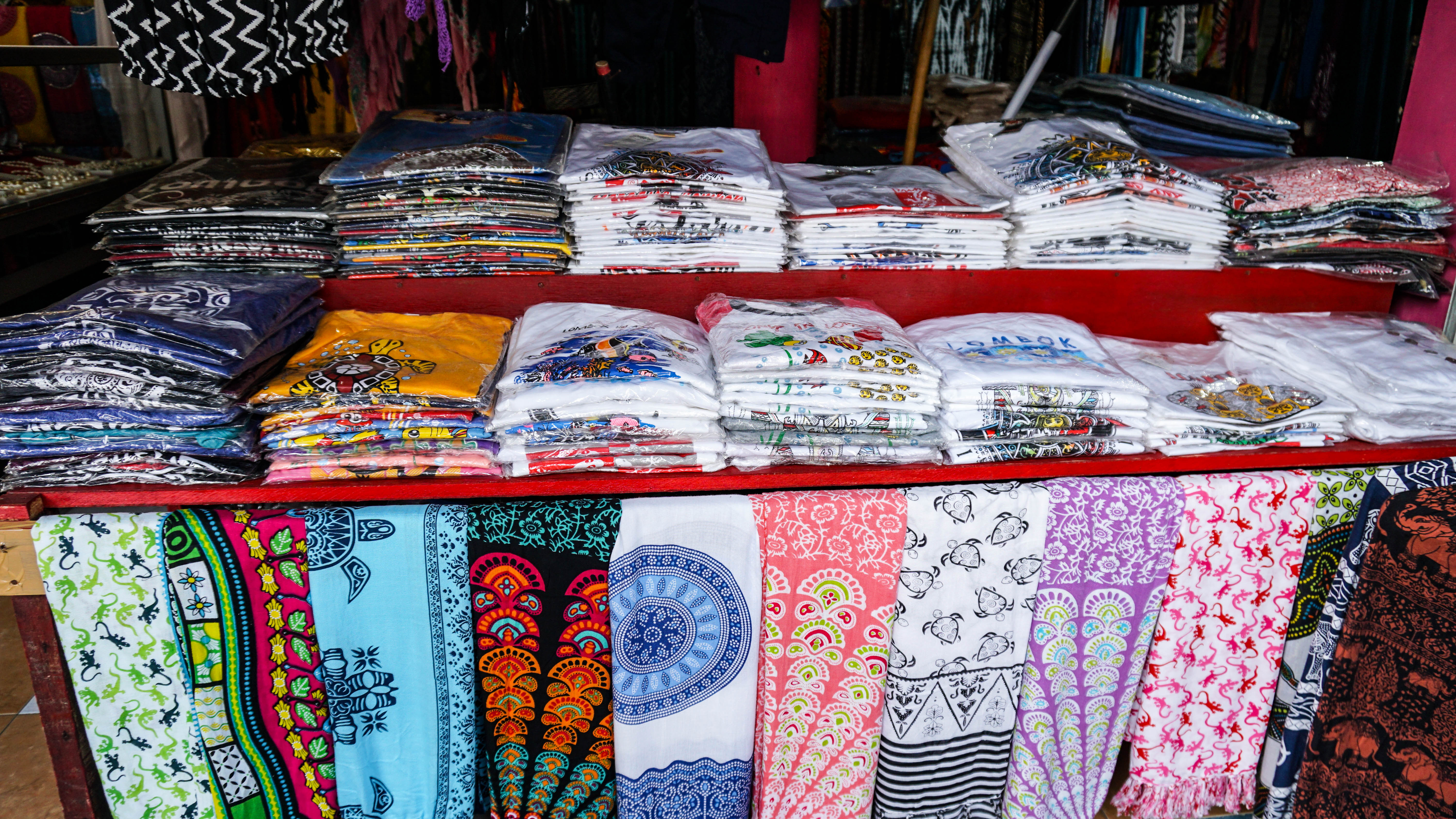 Aneka kaos motif lombok di pasar seni