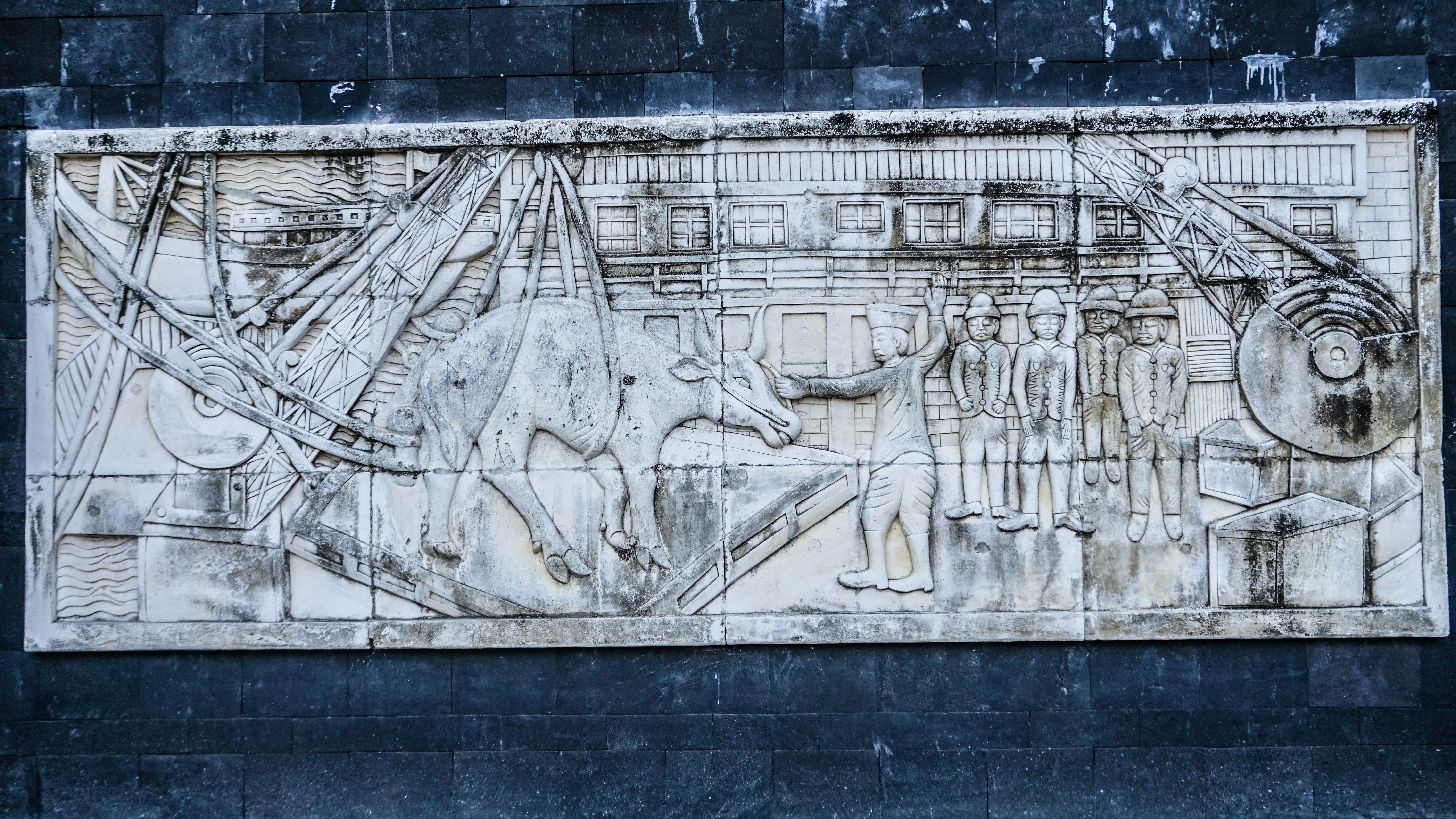 Relief menggambarkan suasana pelabuhan pada zaman Belanda