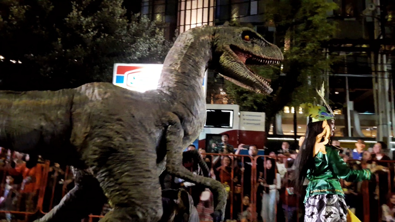 Dinosaurus turut menyemarakkan karnaval via Annissa Saputri