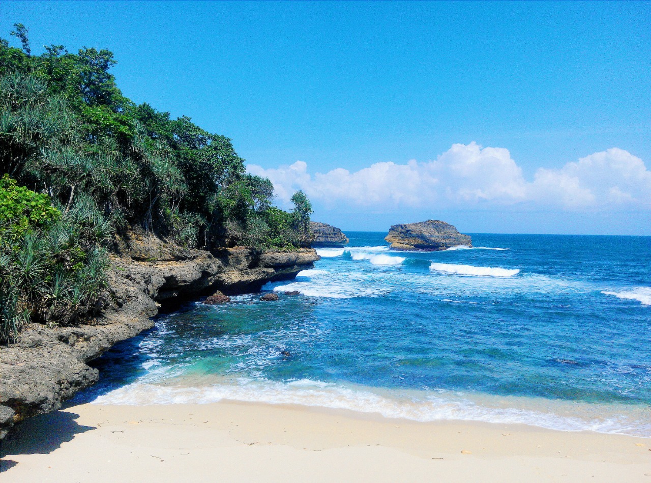 Keindahan Pantai  Ngliyep  Wisata di Malang dengan Mitos  