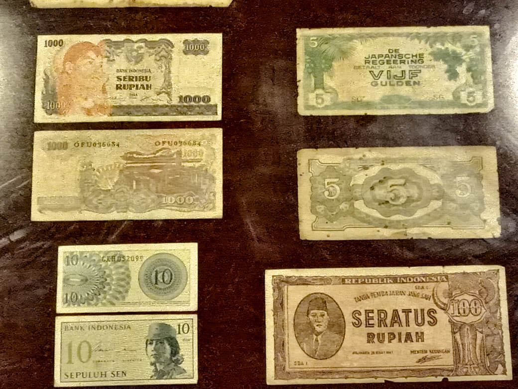 Berbagai macam mata uang dari tahun ke tahun disimpan di Museum Negeri NTB