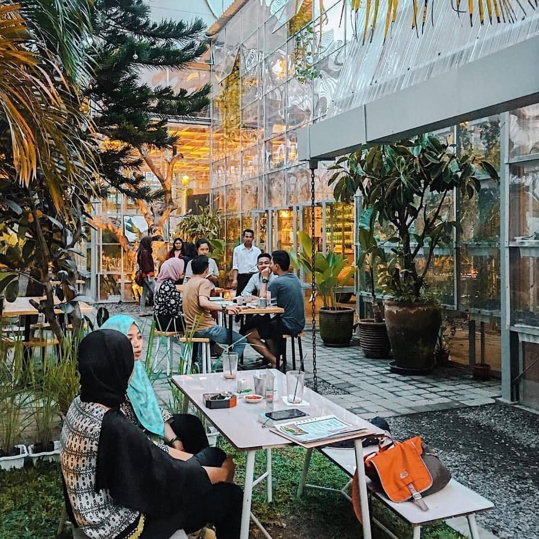 Suasana outdoor space di Mezzanine Eatery & Coffee - via instagram/@mezzanine.jogja