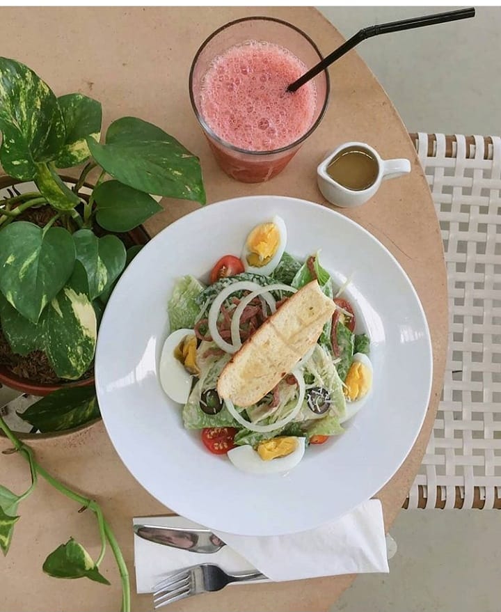 Caesar salad, salah satu menu salad andalan di Mezzanine Eatery & Coffee - via instagram/@mezzanine.jogja