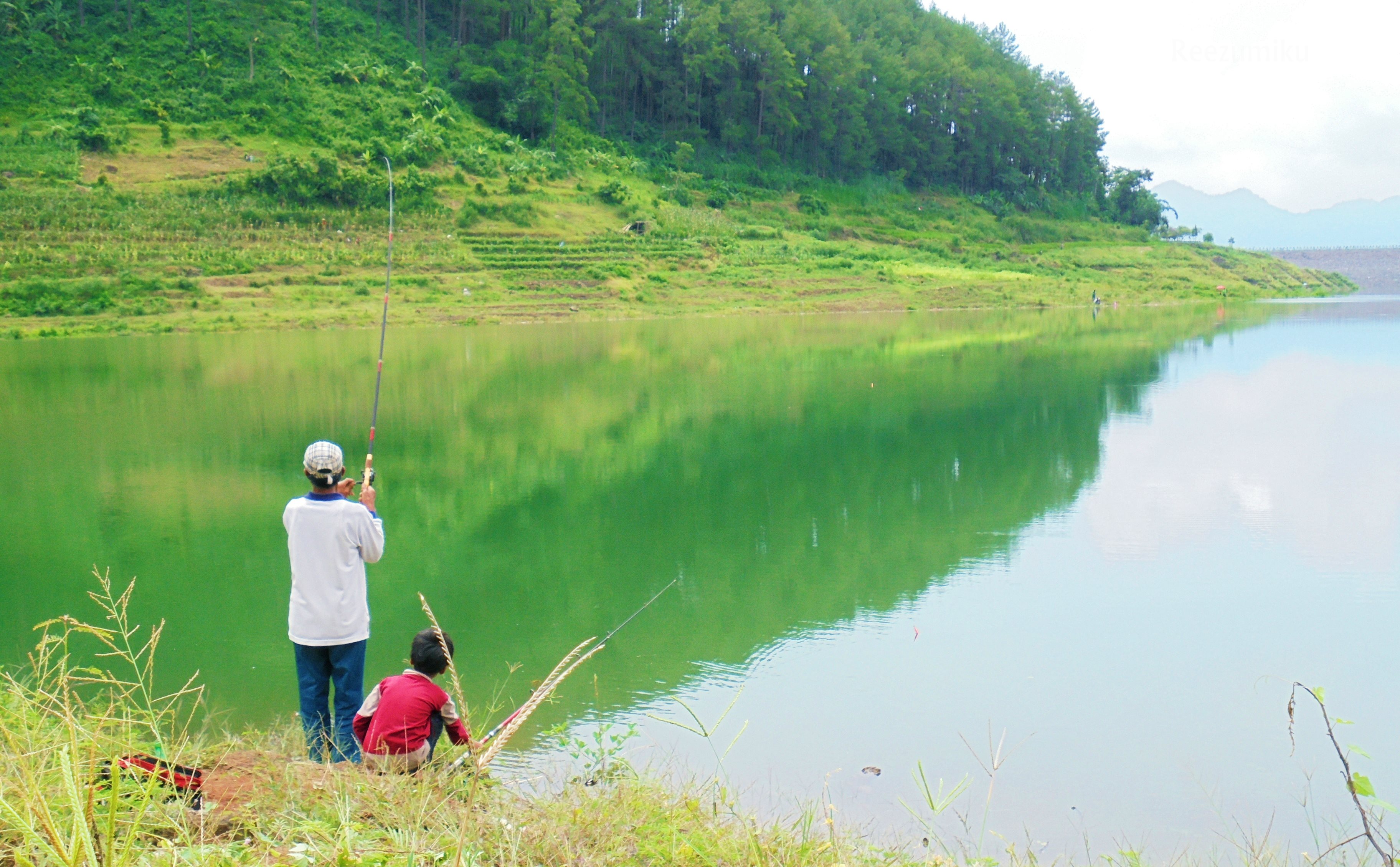 Seorang bapak dan anaknya yang sedang memancing