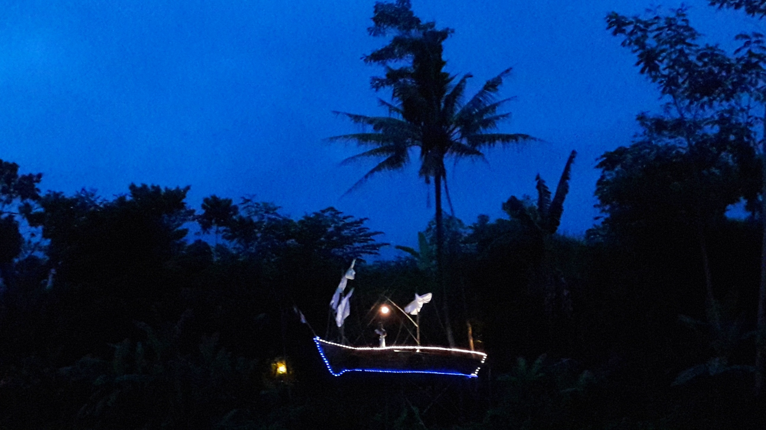 Perahu bambu ketika malam oleh Annissa Saputri