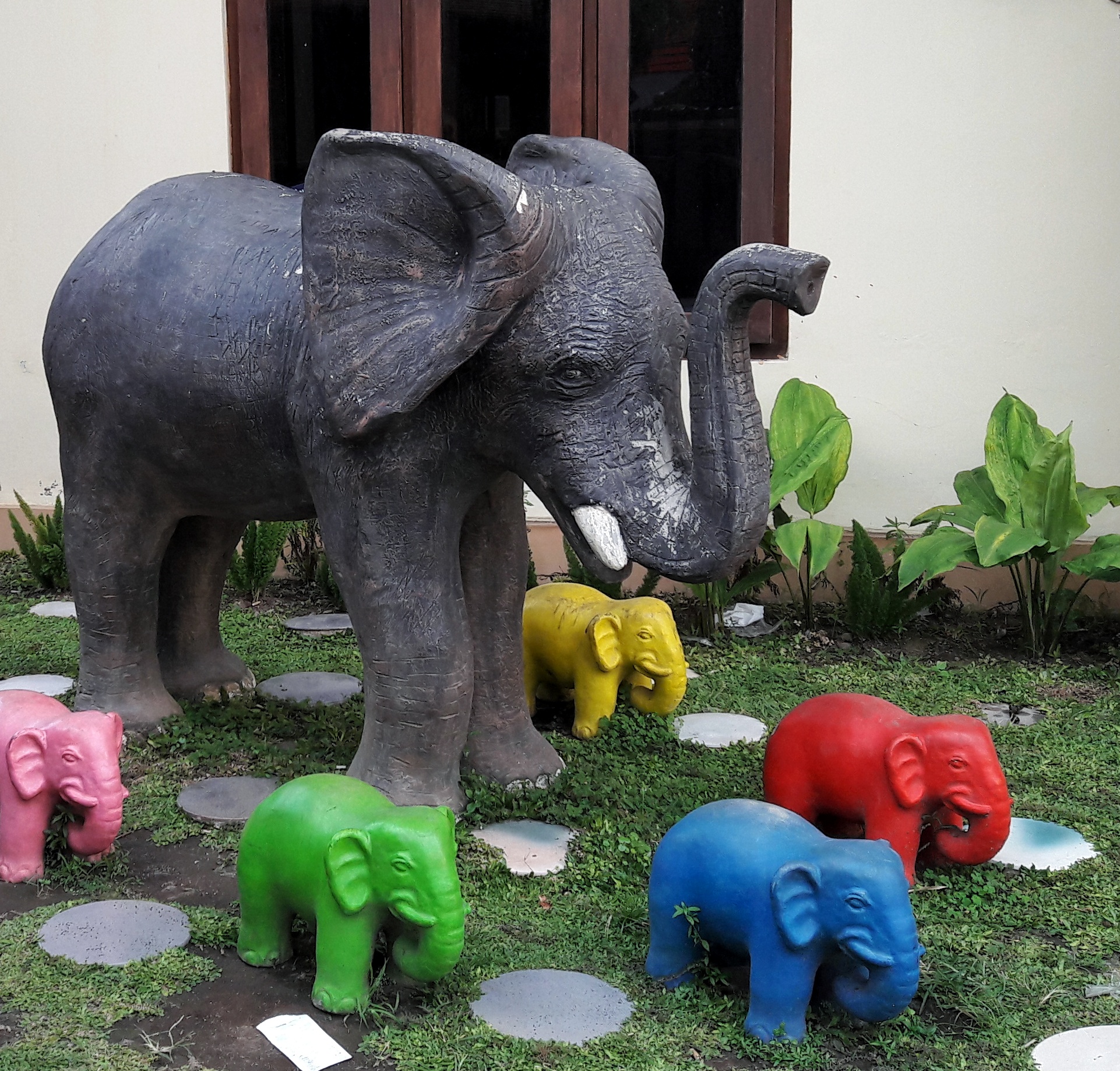 Dekorasi bertema gajah oleh Annissa Saputri