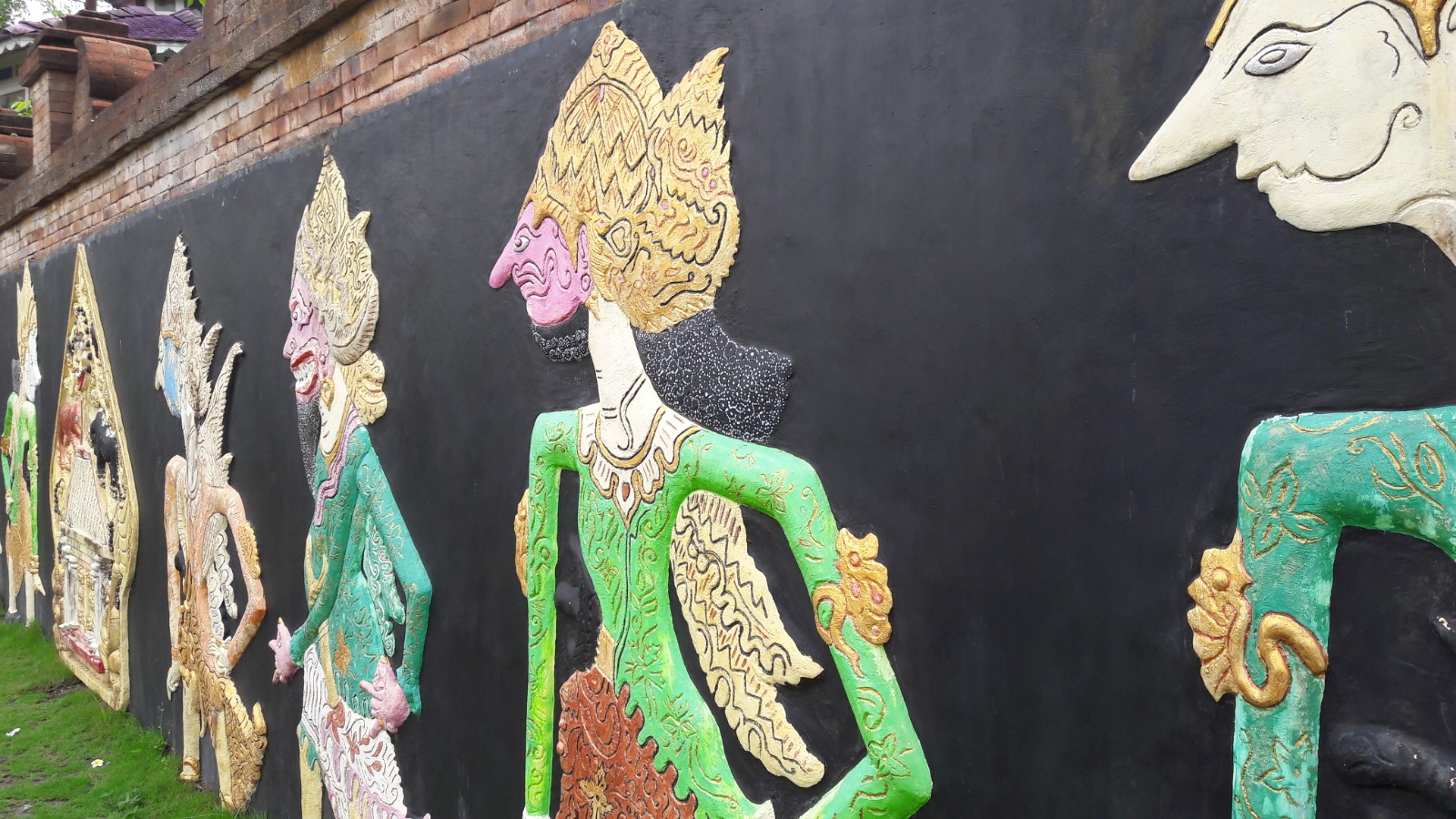 Hiasan Wayang di tembok (c) Annissa Saputri/Travelingyuk