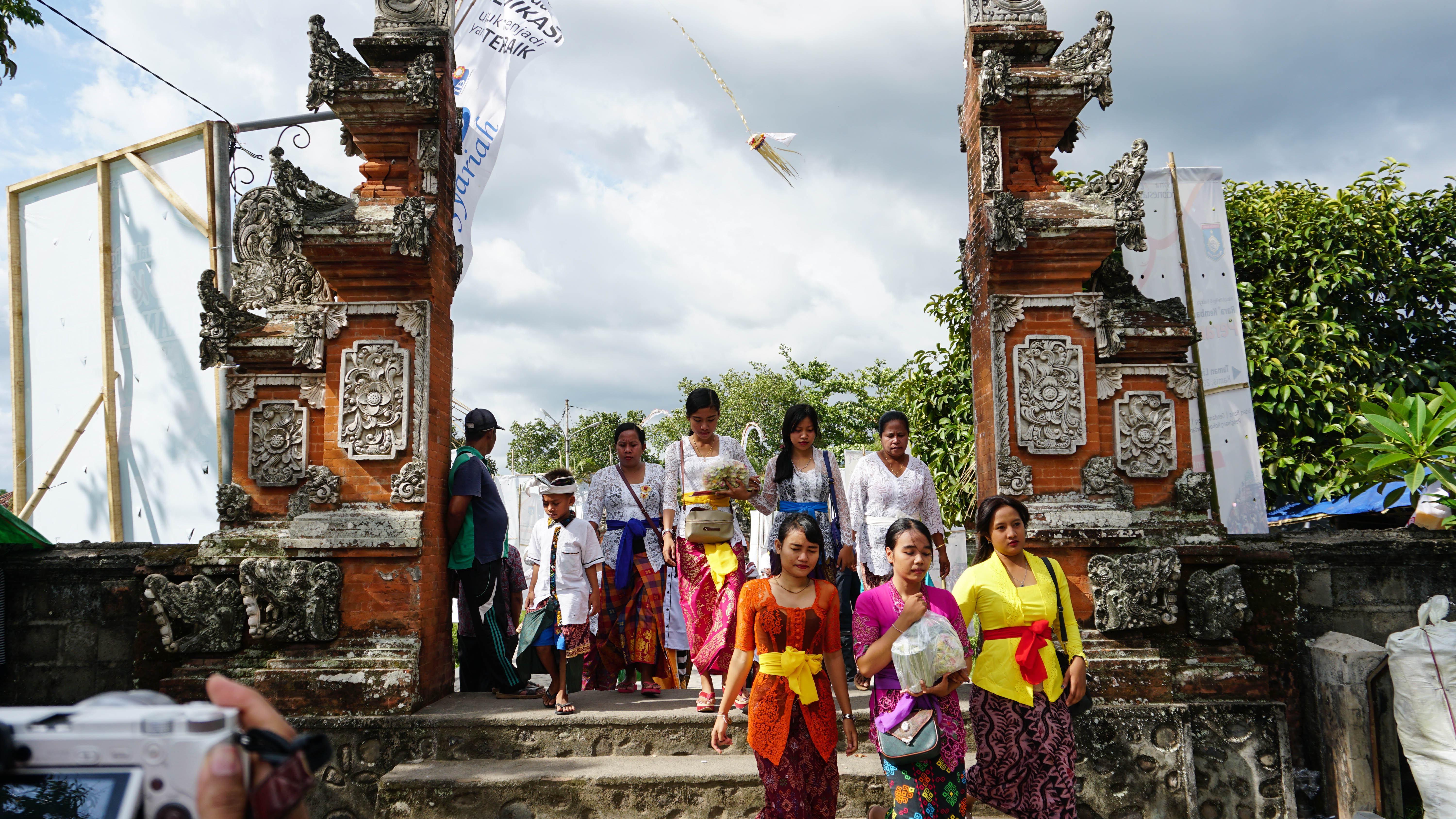 Umat Hindu Lombok di Pura Lingsar
