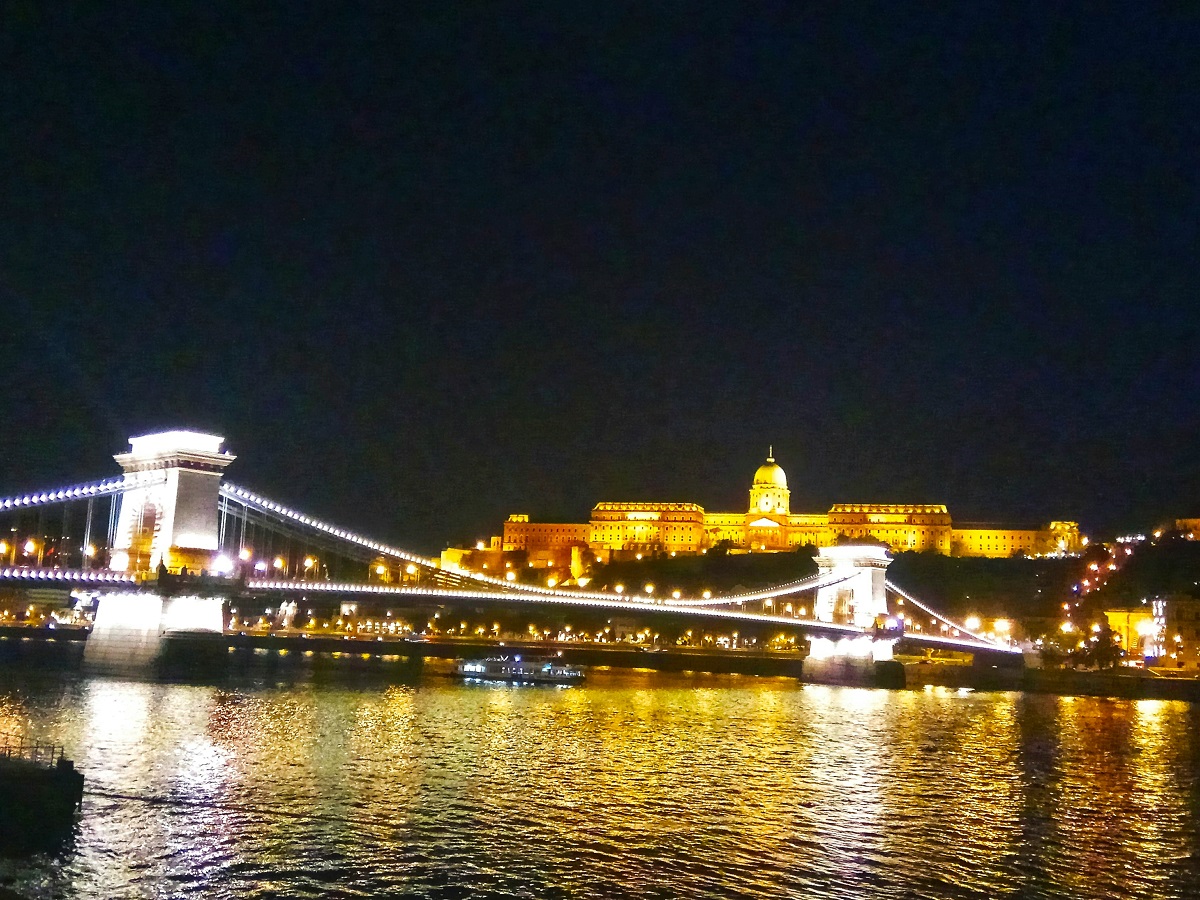 Chain Bridge dan Buda Castle Dari Sungai Danube