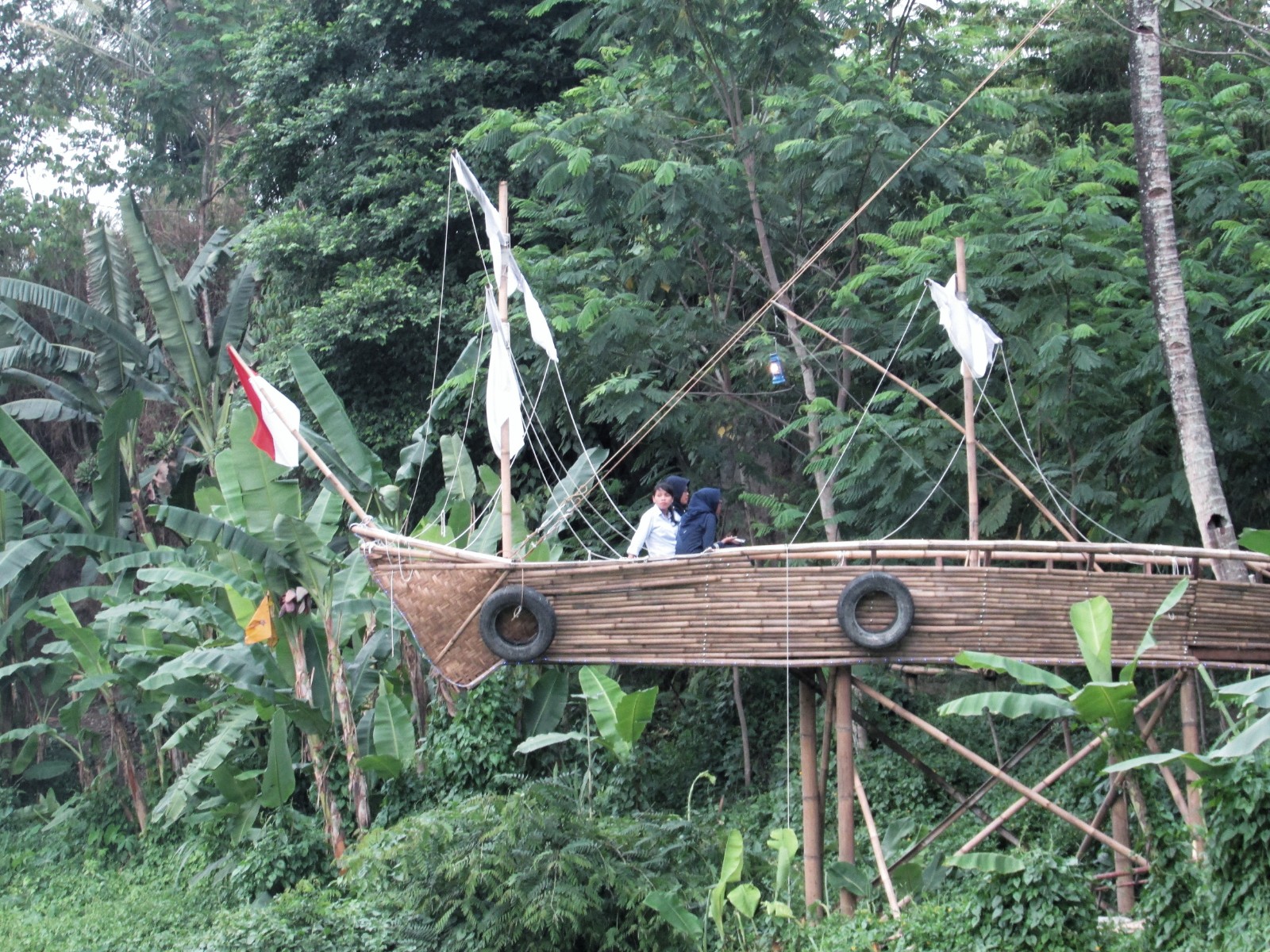 Sensasi naik perahu bambu oleh Annissa Saputri