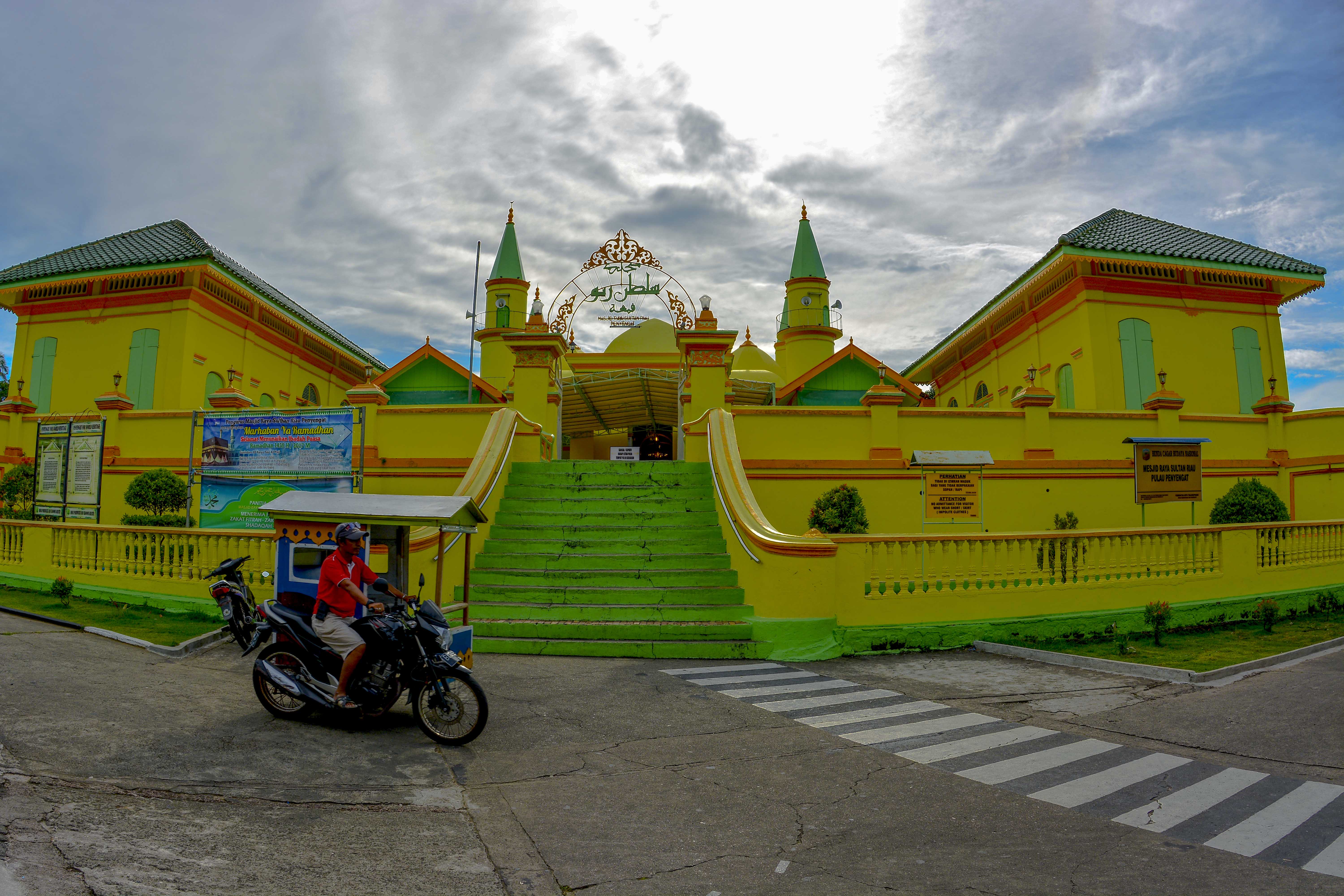 Becak Motor wisatawan melewati depan Mesjid raya Sultan Riau (dok.pribadi)