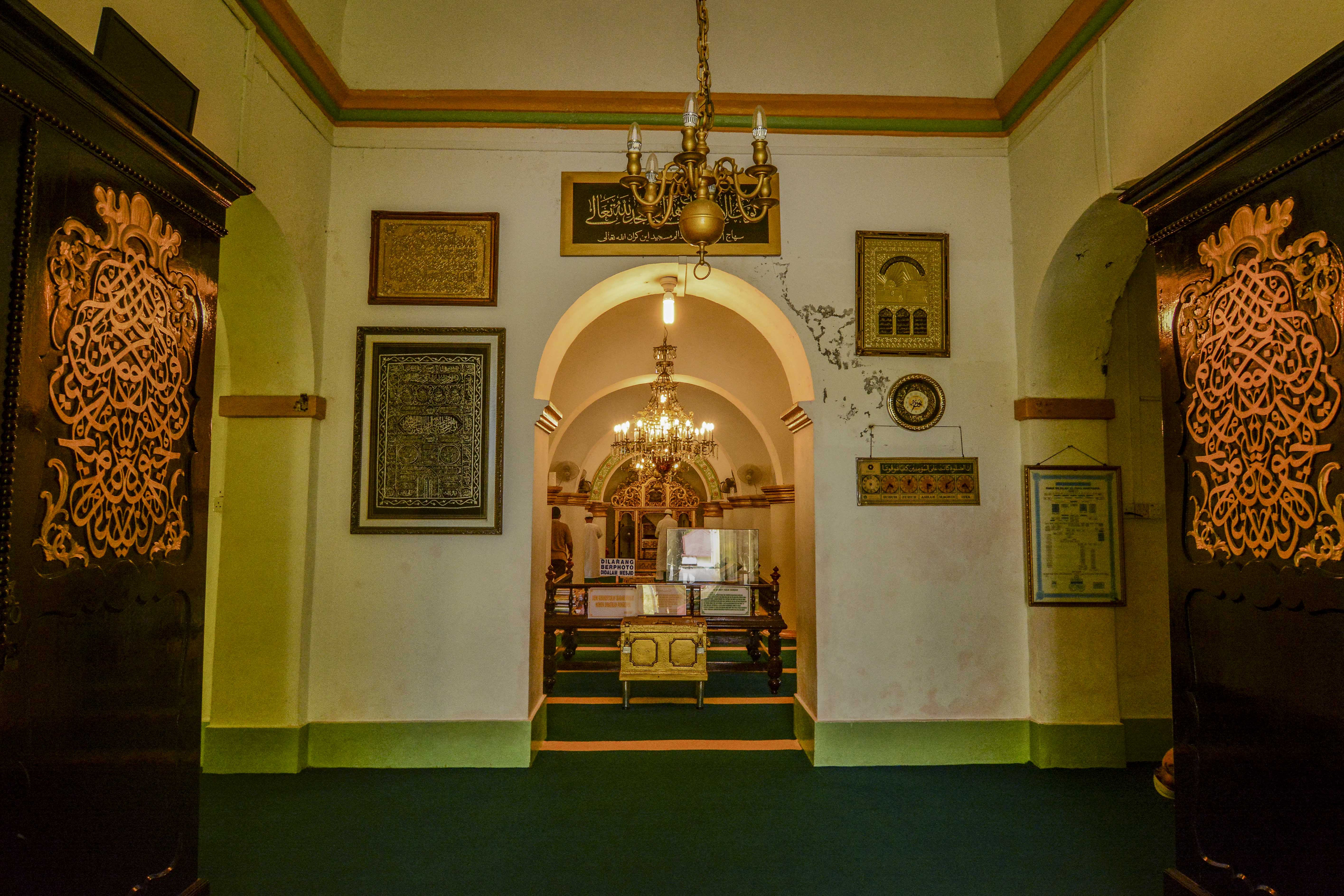 Beberapa interior dan furniture dari mesjid sudah berusia sangat tua (dok.pribadi)