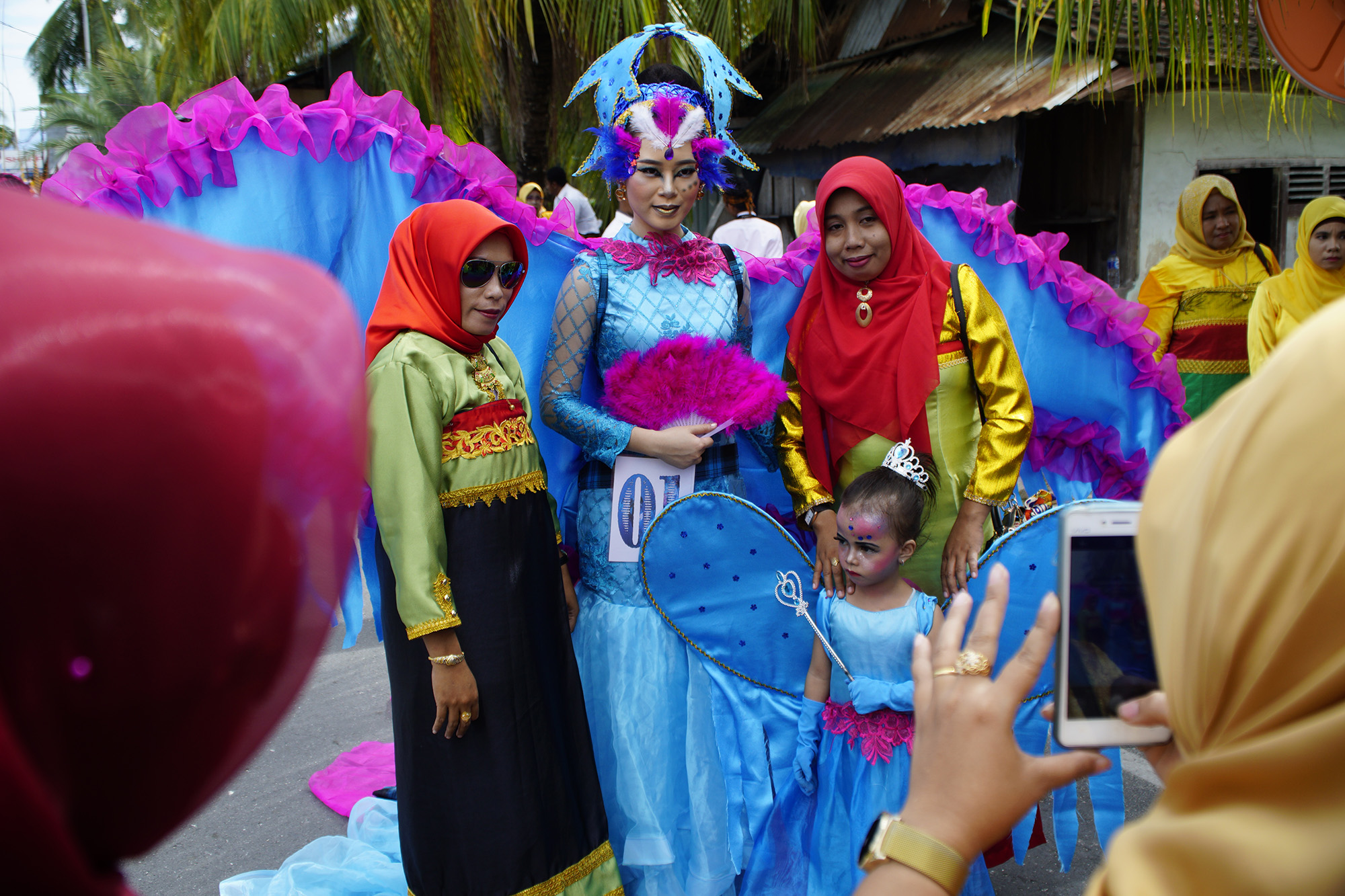 Para penonton antusias berfoto bersama peserta karnaval budaya